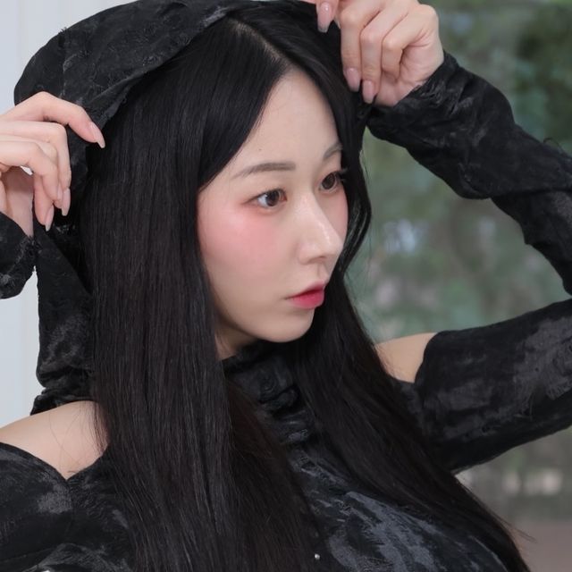 ‎ʕ •ﻌ•ʔ ෆ ʕ•ﻌ• ʔ‎ on Instagram: "#광고 예쁜데 힙하고 질까지죻은 디자인 후드티🖤 힙한 너낌 벨라는 오랫만이지? 나꽤 힙하다구🫣📸 @aircream_official #프리랜서모델 #패션스타그램