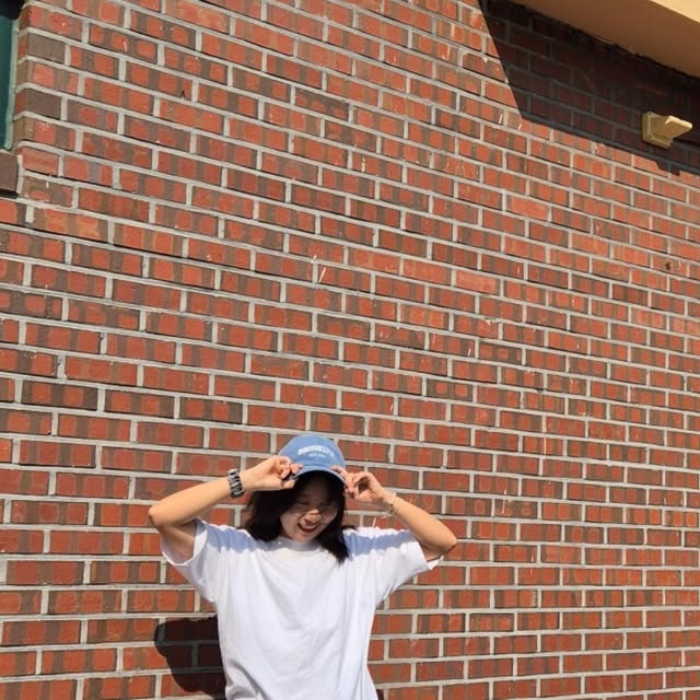 이지연 레지나 | 배우하는 육아맘 마케터 여니 on Instagram: "⠀
#협찬 #제품제공⠀
⠀
날씨가 점점 포근해져가는 이런 때에⠀
너무 잘 어울리는 벌룬 핏 청바지👖⠀
⠀
워싱부터 핏과 착용감까지 너무 좋은데?!👍⠀
허리부터 밑단까지 자연스럽고 예쁘게 떨어지는⠀
벌룬핏이 유니크하면서도 내가 좋아하는 스타일에 찰떡👍⠀
⠀
⠀
-터치감이 부드럽고 견고한 내구성의 원단으로 편안한 착용감❕️⠀
-캣워싱 작업으로 빈티지하고 트렌디한 컬러감의 워싱❕️⠀
-YKK사의 고급 지퍼를 사용해서 튼튼하고 부드러운 슬라이딩❕️⠀
⠀
⠀
어떤 코디를 해도 잘 어울리는 컬러와 예쁜 벌룬핏으로⠀
올 여름도 시원하게 보내볼까?!⠀
⠀
⠀
Photo by. 누리언니 / 향요 / 엄마⠀
⠀
⠀
#스탠다드에러 #STANDARDERROR⠀
#남여공용팬츠 #데님 #데님팬츠 #팬츠 ⠀
#바지 #와이드바지 #워싱팬츠 #와이드팬츠 ⠀
#데일리룩 #바지추천 ⠀
#DenimPants #Denim #Pants⠀
⠀"