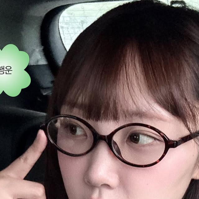 예지 on Instagram: "#협찬 #광고 
가을 주말 안뇽 ⋆.ೃ࿔*:･🍂🍁

귀여운 가방은 tdn studio, 아이웨어는 #모먼트어스#momentus 🤓

#안경 #안경브랜드 #안경코디 #레오파드안경 #가을코디  #秋コーデ　#秋服コーデ #秋冬コーデ  #리싸이클레더 #보부상가방 #여성숄더백 #쓰리마인즈호보백 #쓰리마인즈 #호보백 #리싸이클 #리싸이클레더가방 #비건레더가방 #크로스백 #리싸이클레더가방 #비건레더호보백 #비건레더숄더백 #리싸이클가방 #친환경"