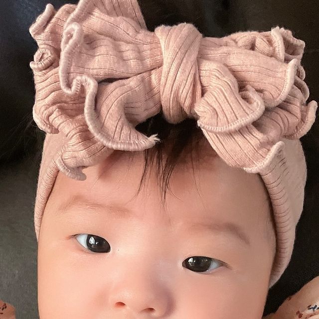 다다✨ on Instagram: "#제품제공 #배배쓰담비타민D드롭

우리 도아의 건강지킴이’-‘
하루 한방울로 하루 권장량 400IU를 채울 수 있는 
배배쓰담비타민D 를 보내주셨어요:)

보통 분유에 타서 주고 있는데
무색,무향,무취라 거부감 없이 
도아도 잘 먹고 있어요:) 

아기가 먹는 영양제라 
성분도 꼼꼼하게 따져보는 편인데

🎈스위스DSM QUALI-D인증 원료 사용
🎈10가지 첨가물배제는 물론 알러지 성분도 최소화한 제품이라고 해요:)

정량 조절 가능한 특수 용기인 ‘유로드로퍼’ 사용으로
섭취도 편하게 가능 하답니다.
.
.
.
#액상비타민D #어린이바티만D #신생아비타민D #위더스락 #하루한방울 #신생아비타민추천 #유아비타민D #육아일상 #육아스타그램 #육아일기"