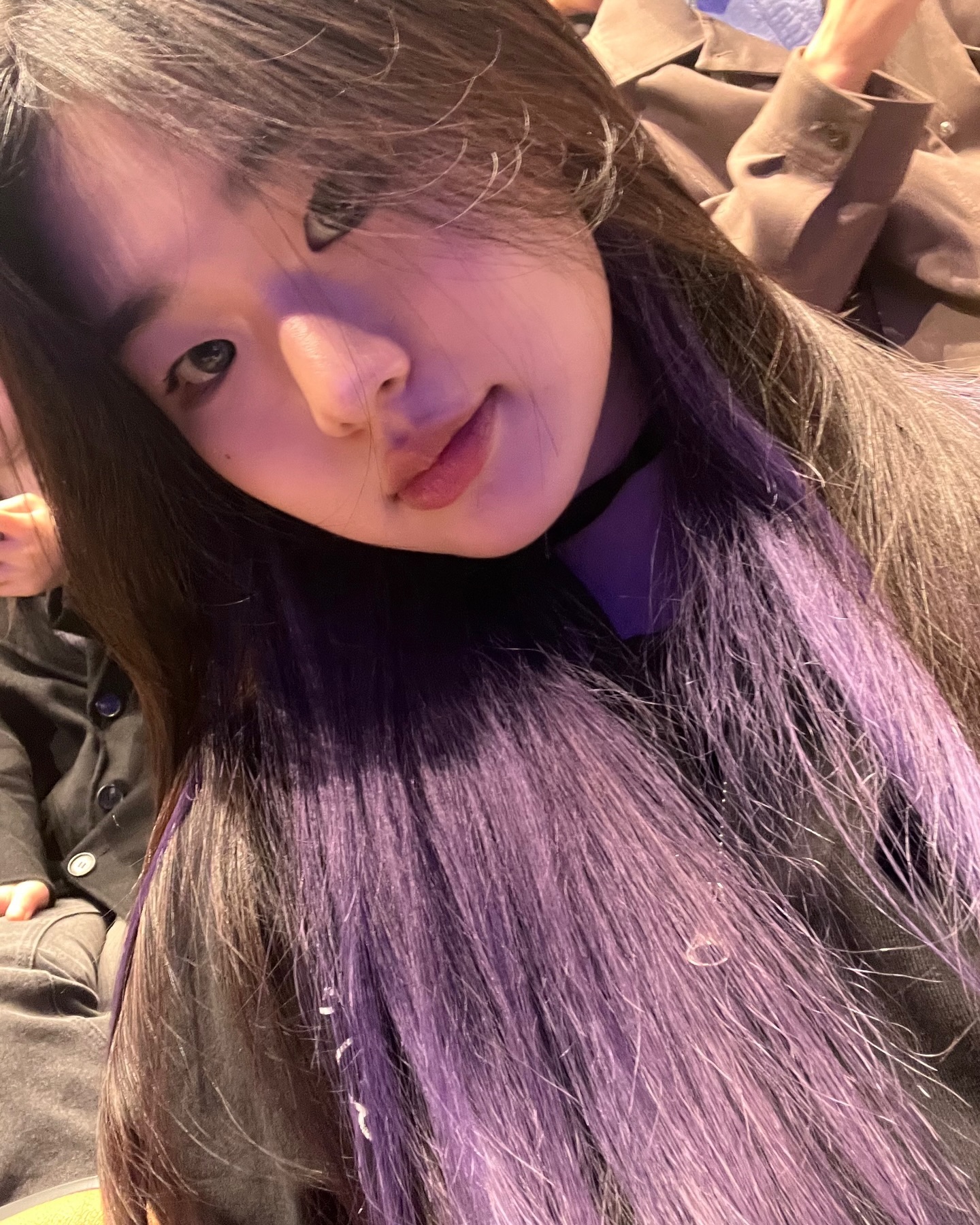 날 봐야지 어딜 봐?