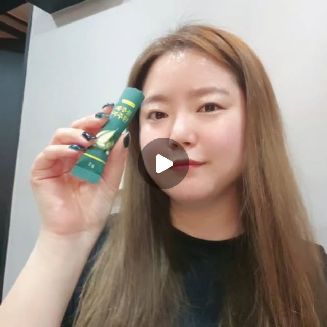 김혜인 on Instagram: "#협찬
요즘 식사하고 나면 괜히 혈당이 신경 쓰여서 챙겨보게 된 여주환 🌿

제주의 바닷바람을 맞으며 자란 국내산 유기농 여주로 만든 제품이라 더 믿음이 가더라고요. 
여주는 예전부터 혈당 관리에 도움되는 식품으로 알려져 있어서 평소 관리용으로 많이 찾는다고 하잖아요
저도 당뇨 전단계라 챙겨먹고 있어요🤭

이 제품은 저온 건조 방식으로 만들어 영양 손실을 최소화했고, 초미립자 분쇄 공정을 거쳐 체내 흡수율도 신경 쓴 느낌이었어요. 
무엇보다 전분이나 불필요한 첨가물 없이 물로만 빚은 환이라 깔끔한 구성이 마음에 들었어요.

실제로 받아보니까 2~3mm 미니 사이즈 환이라 목 넘김이 부담 없고, 한 포씩 개별 스틱 포장이라 외출할 때 가방에 쏙 넣어 다니기 좋더라고요. 
바쁜 일상 속에서도 간편하게 챙길 수 있는 점이 정말 편했어요.

개인적으로 가장 좋았던 건 휴대성이랑 섭취 편한 사이즈였어요. 환이 작아서 물이랑 같이 먹으면 금방 넘어가서 꾸준히 챙기기 좋겠더라고요.

✅️ 평소 혈당 스파이크가 걱정되는 분
✅️ 식단 관리하면서 혈당 관리도 같이 하고 싶은 분
✅️ 간편하게 챙길 수 있는 건강 루틴 찾는 분들께 추천하고 싶어요.

그리고 100% 환불 제도도 운영하고 있어서 제품에 대한 자신감도 느껴졌어요. 꾸준히 관리템으로 챙겨보기 좋을 것 같아요 😊

#여주환 #여주효능 #혈당관리 #혈당영양제"