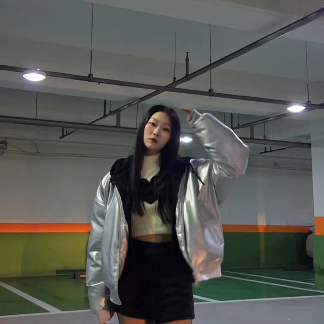 모델 │인플루언서│윤혜정 on Instagram: "#광고 ✨요즘 제 교복이나 다름없는 힙한 패딩✨
편하면서도 스타일은 챙기고 싶은 그런 날,
그럴 때 딱인 "스탠다드에러 87-STAN100 레더 패딩"이에요😊

벌룬 핏이 체형을 예쁘게 잡아줘서 비율이 정말 좋아 보여요!!
후드 레이어드 디자인이라 하나만 툭 걸쳐도 감각적인 스트릿 무드 완성🫶

📌 체크 포인트
✔️PU 100% 소재의 은은한 광택
✔️polyester 100%로 가볍고 포근한 착용감
✔️투웨이 지퍼로 연출이 자유로움 (후드 분리 가능)
✔️소매와 밑단 밴딩이 핏을 탄탄하게 잡아줌

저처럼 오버핏하게 입으면 귀엽고 힙해요🤭
.
.
.
#스탠다드에러 #STANDARDERROR #남여공용패딩 #패딩"