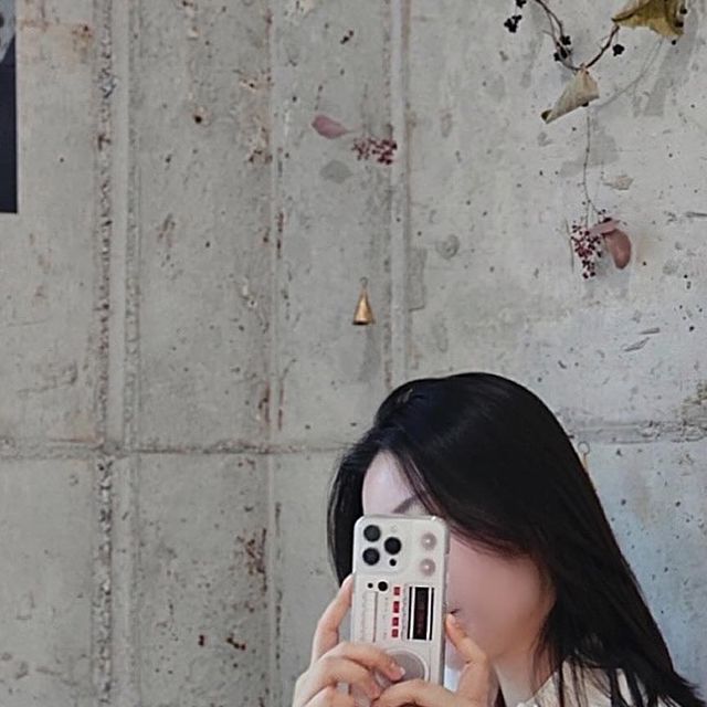 🧸 JEENYANG 지냥 on Instagram: "#광고

요즘 내 케이스는 요거! #라이크메이크 

사진이랑 실물 프린팅 인쇄 퀄리티 좋아서 원했던 테이프 감성이 제대로야 ,, 뒷면은 폴리카보에니트인데 옆면은 말랑한 TPU 소재라 탄탄한데 얇아서 조타! 〰️🖤

#폰꾸#폰꾸미기#아이폰케이스#휴대폰케이스#likemake#핸드폰케이스"