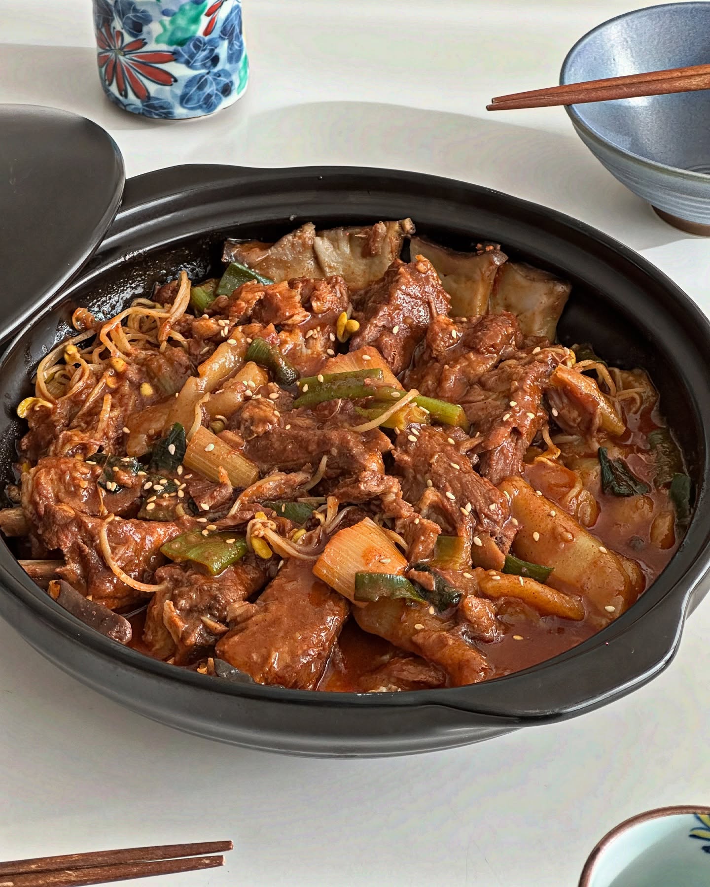 #협판 #등갈비맛집

설날 잘 보내셨나요?
설날 끝남과 동시에 아이 방학도 끝났어요~
그동안의 스트레스 날려버릴 매운맛이 필요해요.🌶️
이럴땐 맵고 뜯는 맛이 좋은 등갈비가 최고죠!!
<팔덕식당> ‘매운등갈비찜’은 너무 맛있어서
경기도 안양에선 이미 줄서서 먹는 맛집으로 유명해요~
그 날 등갈비가 마음에 안들면 장사를 접고,
고객관리, 직원관리도 열심히 하시고
등갈비의 부드러움을 위해 20인분씩 나누어 조리하시고,
까다롭고 엄선해서 재료들을 공수 하시니
맛이 없을 수가 없지요~~~👍
맛있는덴 이유가 있더라고요~✌️

등갈비 밀키트 냄비에 담아서 끓어내면 완성!
너무 간단하고 동봉된 고춧가루로 맵기 조절하시면 되요~
양념도 너무 맛있고 중독성 강하고 입에 촥촥 감기는 
양념이 어디 나무랄데 없고요~
같이 들어간 콩나물,버섯,떡사리 같이 먹으면 더더 맛나요😁
등갈비는 얼~~~마나 부드러운지 살점이 그냥 헤베베~~~
양념이 쏙! 베어서 진짜 부드럽고 맛나요~
여긴 무조건 단골로 찜❤️

온라인으로 구매 가능하니 꼭 드셔보세요^^
맛.보.장❤️

loinrip_boy

#등갈비찜 #등갈비 #팔덕식당 #등갈비추천
#매운등갈비찜 #등갈비밀키트 #캠핑요리
#매운맛 #매운맛집 #밀키트추천