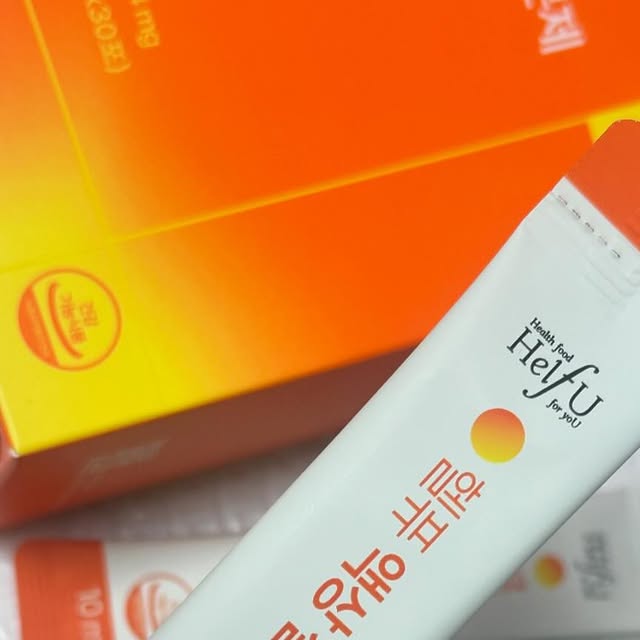미진 on Instagram: "#제품협찬 #협찬

비건 영양제로 유명한 “헬퓨 (@helfu_official )” 에서 “헬퓨 고함량 액상 철분제“ 를 보내주셨어요🥰

임신하기 전에는 제가 철분이 부족한지 모르고 있었는데 피검사를 해보니 철분이 매우 부족하다고 하더라구요😭

더군다나 아이를 임신에 있는 동안 저의 몸에 있는 영양소를 모두 아이에게 주다보니 이전에는 없었던 아주 약한 빈혈 증세도 좀 생기고 신경이 많이 쓰이더라구요,,

그런데 철분제는 아주 맛이 없다는 인식이 있었어서 사실 철분제를 알약 형태로 되어있는 것을 더 선호했었는데 이 제품을 섭취한 후 생각이 완전히 바뀌었어요 ( •̀ .̫ •́)✧ 

예전에 병원에서 처방해준 다른 철분제는 끝맛이 엄청 비리고 쇠맛? 같은것이 올라와서 안먹을 수는 없고 그래서 꼭 물을 엄청 많이 마셨어야 했는데  이 제품을 먹어 보고 정말 깜짝 놀랐어요ㅎㅎ̆̎ㅎ̆̎

왜냐하면 철분 특유의 비린 맛도 느껴지지 않고 달콤하고 상큼한 레몬맛과 향이어서 음료수였으몀 좋겠다고 생각할 정도였어요😆

마음 같아서는 계속 먹고 싶더라구요ㅋㅋ̄̈ㅋ꙼̈ㅋ̆̎

섭취 방법도 간단하고 정말 맛있어서 만족스러웠어요~

철분 흡수율을 높히기 위하여 비타민 C도 함께 함유되어 있는 제품이라고 하니 임산부, 수유부, 철분 섭취가 부족하신 분, 비린맛 때문에 철분 섭취가 어려우셨던 분 등께 추천드려요👍🏻
.
.
.
.
.
.
.
.
.
.
.
.
.
.
.
.
#광고 #헬퓨 #액상철분제 #임산부철분제 #고함량철분제 #임산부철분제 #임산부액상철분제 #철분영양제 #변비없는철분제 #빈혈철분제 #광고스타그램 #협찬스타그램 #찐후기그램 #맛있는철분제 #추천"