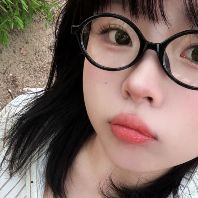 서얀이네 on Instagram: "#협찬 🌱🍀 완저니 봄이야 날씨가 넘 좋자나..!

1초만에 느좋녀되는 🕶 아주 맘에 들지,,,
착용감도 좋구 패키지도 깔꼼하고 이뻐서
선물용으로도 진짜 좋을 것 같더라구 🎁

좀 더 자세한 정보가 궁금한 사람들은
계정에 들어가서 편하게 보세유!🩷

(착용한 안경은 @momentus_eyewear )

#미니멀룩 #패션 #코디 #오늘 #안경 #선글라스 #대구 #대구카페 #여행 #여행스타그램"