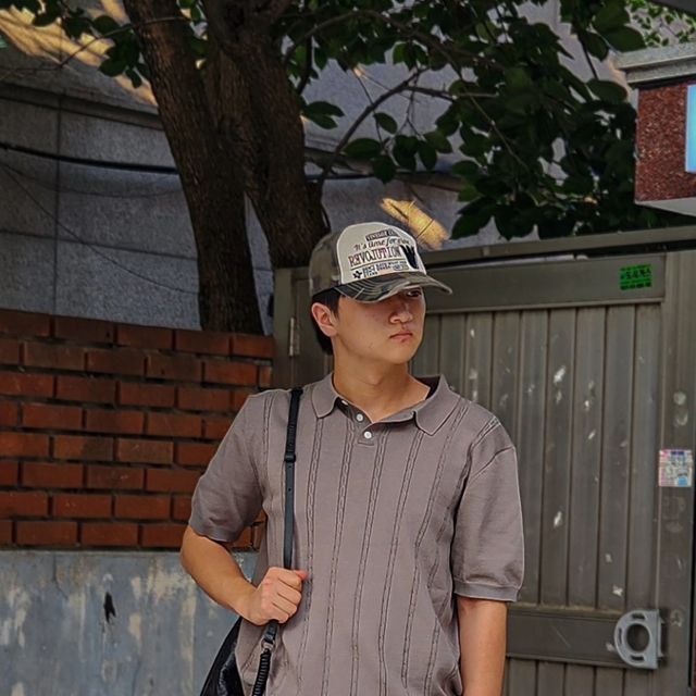 경景 | 캐트릿 • 패션 • 데일리룩 on Instagram: "#협찬 여름,,, 니트의 계절,,, @1rony9orno_official [86-IROJ056b 솔리드 히든 스트라이프 카라니트] 178cm 73kg / L size 단추 여밈 형태의 카라넥 디자인이