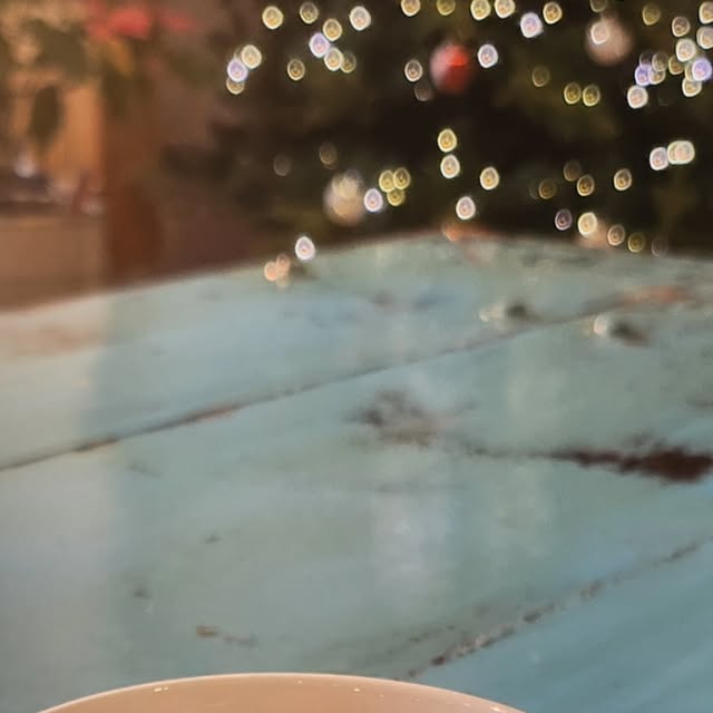 젊은날의 기록✏ on Instagram: "춥고 바쁜 연말, 빠질 수 없는 커피 한 잔☕️

가끔 아메리카노 말고 달달한 믹스커피가 생각날 때가 있는데
대부분 믹스커피는 마시고나면 입안이 끈적끈적하고 당류 걱정 때문에
손이 잘 가지 않더라구요🫥

믿고 먹는 30년 전통 맥널티에서 만든
명품 배우 지진희가 선택한 맥널티 스테비아 커피믹스‼️
설탕 대신 천연감미료 스테비아를 사용해서 당류는 제로이면서
무항생제 1등급 우유를 사용해서 고소하고 달달하고 깔끔한 맛이 일품이에요👍

특히 아침에는 믹스커피 피하게되는데
맥널티 믹스커피는 아침에 따뜻하게 한 잔 마시면 든든하고 좋더라구요.

당뇨, 고혈압 걱정때문에 믹스커피를 끊으셔야는 부모님들..
저도 믹스커피는 끊으셔야한다고 잔소리했는데
맥널티 스테비아 커피믹스 나눠드렸답니다.

연말에 손님 오실 일이 많은데
웰컴티는 맥널티로 준비 끝🤗

https://bit.ly/Stevia30

#광고 #연말커피 #홈카페 #맥널티 #스테비아 #커피믹스 
#스테비아커피믹스 #지진희커피 #지진희 
#믹스커피 #다이어트커피 #맥널티커피 #한국맥널티"