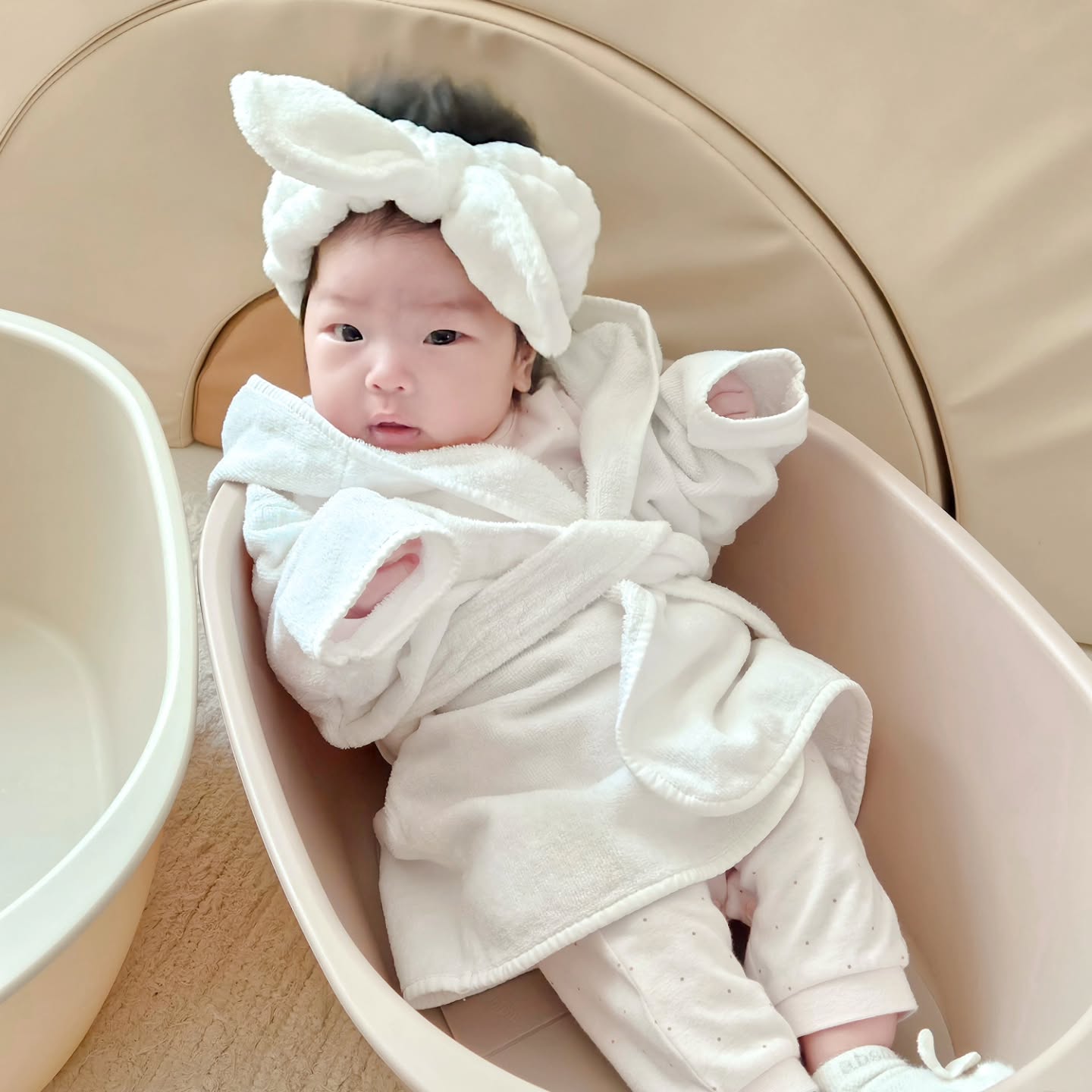 #협찬 #제품제공 말랑하니 신생아욕조

신생아욕조 여러가지 써봤지만
깊은것보다는 요런게 엄마손목도 편하고
아직 목가누지 못하는 신생아들도
편하더라고요🤍

아가 욕조도
이왕이면 예쁜 아가욕조로,
감성적인 말랑하니 아기욕조🤎

malanghoney_