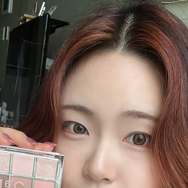 예영(옝이) on Instagram: "🌸 #투에이엔 신제품 모아보기 🌸
이번 8월 올영픽에서 투에이엔 러브 버블 컬렉션이 너무 귀여워서 바로 겟!
컬러감이 사랑스러워서 보기만 해도 기분 좋아지는 건 덤💕

🧴롱 웨어링 파운데이션 미니는  한 손에 쏙 들어오는 컴펙트한 사이즈가 포인트!
 여름에도 무너짐 걱정 없이 깔끔하게 유지돼서 요즘 최애템 됐어요🫶🏻
✏️ 컬러 플레이 듀얼 라이너는 포인트 주기 딱 좋아서 데일리로 사용하기 좋고, 메이크업에 활용하기 넘 좋아요👀✨
🎨 투에이앤 아이팔레트는 은은한 데일리 컬러 구성으로 찐 데일리템으로 정착한 아이예요..🩷
😳 듀얼 치크는 부드럽게 블렌딩 되면서 생기 있는 메이크업을 완성해줘요. 🌸

이번에 득템한 신제품들이라 메이크업할 때마다 설레는 중!
올영에서 픽한 이유가 있네요 😉💖

#올영픽 #올리브영추천템 #올영필수템 #러브버블컬렉션 #롱웨어링파운데이션미니 #컬러플레이듀얼라이너"
