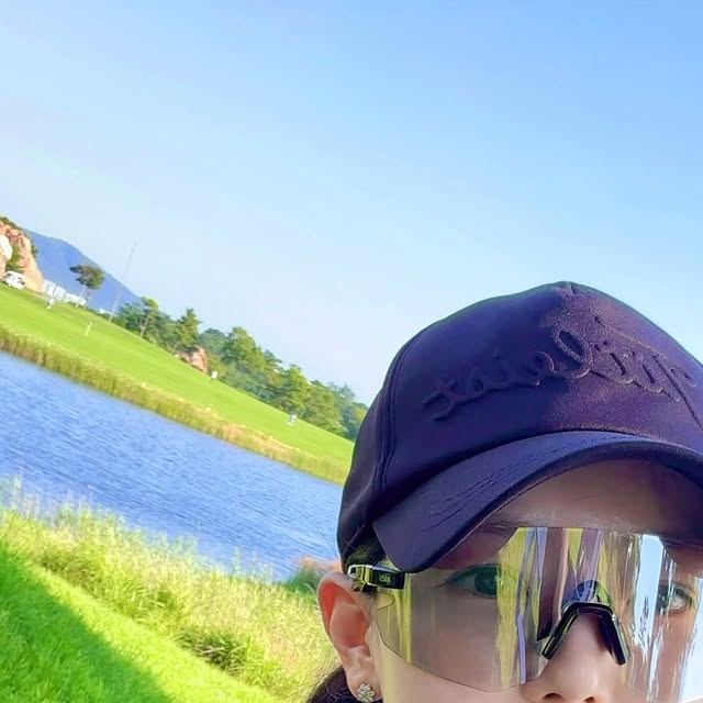 꽃보라🌸(루루) on Instagram: "#협찬 
#알리바이 #alibi 

이번에 알게 된 예쁘고 실용적인 고글😎
알리바이를 소개해 드릴게요🩷

유명 해외 스포츠 선글라스 브랜드를 OEM하는
한국 OGK에서 런칭한 도수 스포츠 아이웨어 브랜드에서
자체적으로 제작한 스포츠 선글라스랍니다✨

다양한 디자인의 고글이 제작되고 있는데
제가 선택한 모델은 ANOTHER 이라는 모델이에요.

빅사이즈 렌즈로 방풍효과가 뛰어나고
프레임리스 디자인으로 굉장히 무게가 가벼워
골프를 비롯해 자전거나 러닝 등 실외 운동에 딱 좋구요👍🏻

자외선 세기에 따라 렌즈의 어둡기를 조절하는
변색렌즈가 채택되어 있어
맑은날에도☀ 흐린날에도☔ 착용할 수 있어요🩷

특히 알리바이 고글의 최대 장점은
LPF 필름(렌즈보호필름)이 적용된 최초 모델이라는 점✨

사용 중 렌즈에 흠집이 발생할 경우
보호필름 제거 또는 교체 후 다시 새것처럼 사용 가능하다니
너무 신기하자나😝

착용감도 너무 편하고 디자인도 너무 맘에 들어서
주변에 마구마구 추천하고 있어요🫶🏻

.
#알리바이선글라스 #알리바이스포츠선글라스 #스포츠선글라스 #러닝선글라스 #골프선글라스 #테니스선글라스 #사이클선글라스"