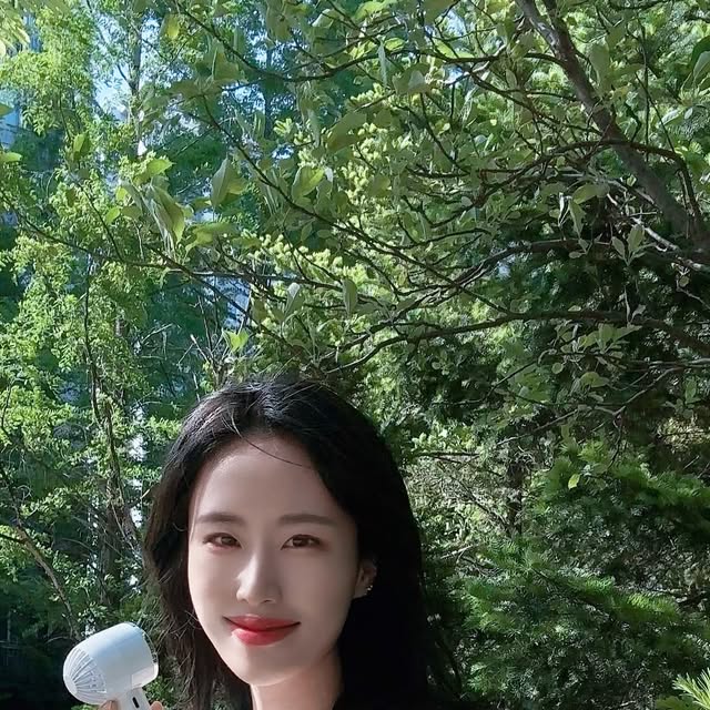 🌺 mio의 리뷰 🌺 on Instagram: "#협찬
한여름 야외 일정있을때 꼭 챙기는 필수템 #SMIRIA 냉각 손풍기 💙

✔ 바람 세기 강함 – 3단 조절로 상황에 맞게 쿨링!
✔ 소음 거의 없음 – 조용해서 사무실이나 독서실에서도 OK
✔ 가볍고 휴대 간편 – 가방에 쏙, 손에 착!
✔ USB 충전 빠름 – 충전 걱정 없이 언제든 사용

출퇴근길, 야외 활동, 운동 후 땀 식힐 때,
심지어 여행지에서도 이 손풍기 하나면 시원함 완성!
바람이 시원해서 얼굴에 땀 맺힐 틈이 없어요 😘💕

올여름, 진짜 쿨하게 보내고 싶다면?
스미리아 손풍기 꼭 써보세요 🤗

📍구매처 -https://link.coupang.com/a/crc5j4
.
.
.

#광고#손풍기#탁상용#USB식#쿨링#휴가#SMIRIA손풍기#광고#SMIRIA#3단선풍기#쿨링손풍기#미니손풍기#쿨템추천#휴대용쿨링#냉각손풍기#저소음선풍기#여름필수템#소형손풍기#손풍기추천#여름필수템"