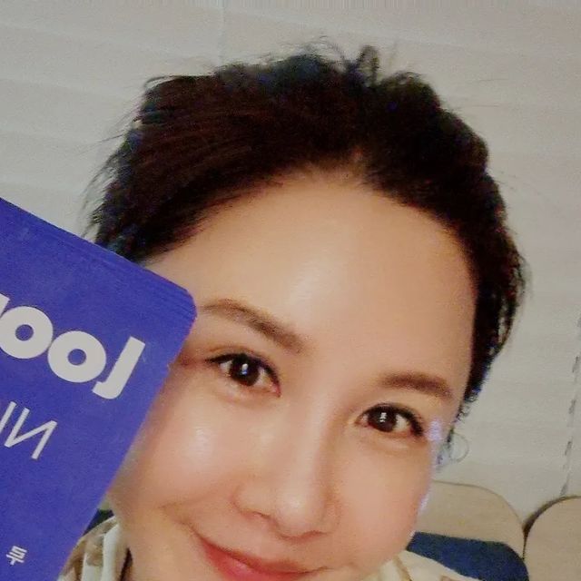 노혜원 on Instagram: "🌈잠이 보약이라는 말, 완전 공감합니다^^

✔️숙면을 취하고 나면 컨디션도 좋아지고~ 얼굴빛, 피부상태도 최상이 되더라구요^^ 아! 살도 잘 빠진대요^^

🌈갱년기 증상이 불면증으로 오는 분들도 많으시던데 미리 미리 수면 관리도 해야겠어요^^

✔️날씨도 습하고 더워지는데... 열대야가 벌써부터 무서워(?)집니다.

🌈그동안 수면영양제를 먹어보기도 했지만 효과가 미미했었는데요..

🌈이번에 <루업나잇> 을 만나고나서 꿀잠 잤습니다^^

✔️잠들기 30분 전에 1포씩 마셔봤습니다.
✔️100% 꿀잠 성공!!!

정말 신기한게...
✔️입면이 넘나 수월했어요.
루업나잇 1포를 마신 후 30분이 아니라 10분도 안되서 꿈나라행~

🌈이 신기한 차가 뭔가 싶어 성분을 찾아보니...

우와~~~ 수면에 좋은 재료가 몽땅 들어있네요^^

✔️상추(흑하랑 상추), 대추, 타트체리(몽모랑시)로 릴렉스♡

🌈스르륵 입면도 쉽구요~ 꿀잠 지속력도 최고였어요^^

달콤한 맛도 만족스러웠구요^^

🌈잠들기 어려우신 분, 숙면을 원하시는 분, 중요한 일정 전날에 <루업나잇>을 드셔보세요^^

✔️삶의 질이 확~~~ 올라갑니다.
✔️완전 대.만.족♡

#광고#헬시플레저#락투신#릴렉스음료#휴식#흑하랑상추#타트체리#몽모랑시#수면#숙면#꿀잠주스#열대야#루업#루업나잇 #잠이보약 #미인은잠꾸러기"