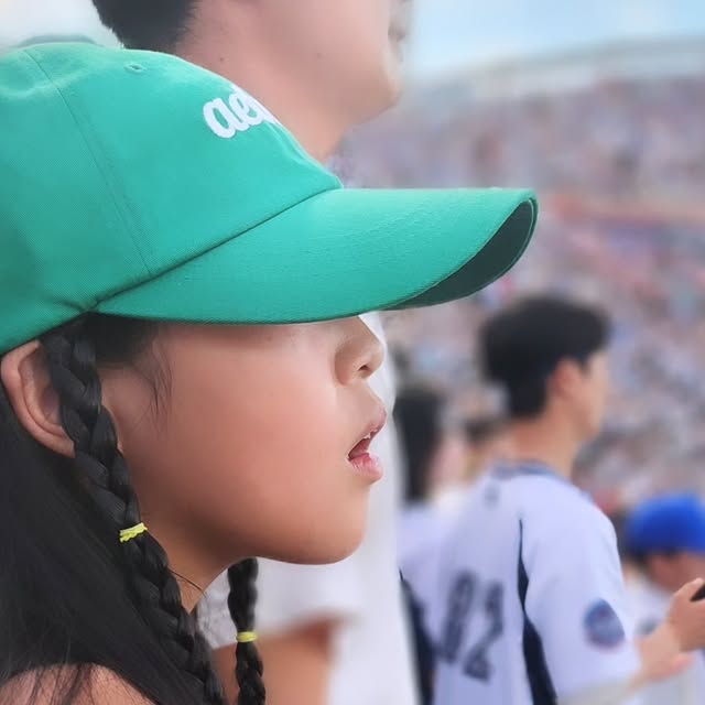 정유안_오소원, 오소율♡ on Instagram: "#광고

쨍한 색감이 너무 이쁜 에이브릭 모자~!

야구장 사람많은 곳에서도 한 눈에 찾을 수 있었어요~!
6가지 색상 중 소원이 픽은 그린~!

색감이 포인트라 꼭 코디해서 입히고 싶은 옷이 
있었는데 배송이 또르르,ㅠ 

데일리 포인트 템으로 넘 이쁜 모자라 
꾸안꾸꾸 가능이라구욧~!!

넘 이쁘다💚

💚에이브릭 @aebric_official

#에이브릭 #aebric #에이브릭모자 #에이브릭에코백 #데일리패션 #데일리아이템 #미니멀패션 #심플룩#모자코디 #에코백코디 #패션템추천 #코디스타그램 #데일리룩추천 #꾸안꾸패션 #남녀공용#20대패션 #30대패션 #직장인룩 #대학생코디 #감성패션 #캐주얼룩추천#제품협찬 #리뷰쉐어 #협찬리뷰 #인플루언서협찬 #리뷰이벤트 #체험단모집"
