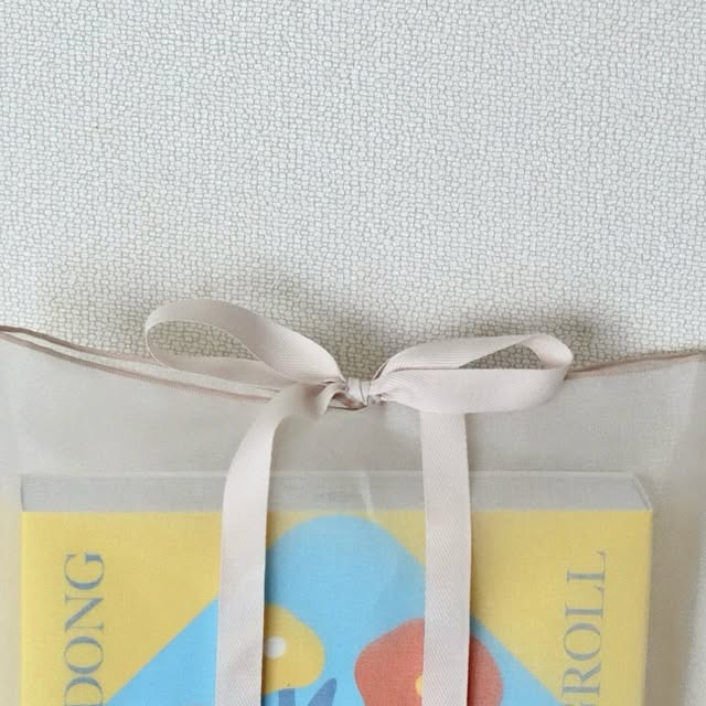여니 | 행복한 우리 집 on Instagram: "#광고 

다가오는 추석,
달콤하고 부드러운 수제 디저트,
삼청동 에그롤 세트 어떠세요?

고급진 포장은 물론,
유기농 설탕과 유기농 밀가루, 
동물 복지 유정란, 천연 버터,
제주 삼다수와 국산 원료만으로 만들어졌어요.

한 입 베어물면 
고소하고 깊은 달콤함이 퍼지는 
맛있고 건강한 디저트✨

한 겹 한 겹 정성껏 구워진 에그롤은 
입안에서 사르르 녹아내리는 부드러움과 풍미가 일품이고 
소샌드는 바삭한 쿠키 속에 부드러운 앙금이 어우러져
달달한 즐거움을 선사해요 ◡̈ 

이번 추석엔
작은 달콤함 속에 큰 마음을 담아 전해보세요.💛

#삼청동에그롤 #추석선물추천 #정성가득디저트 #디저트선물 
#추석디저트 #명절선물 #디저트배송 @scd_eggroll.official"