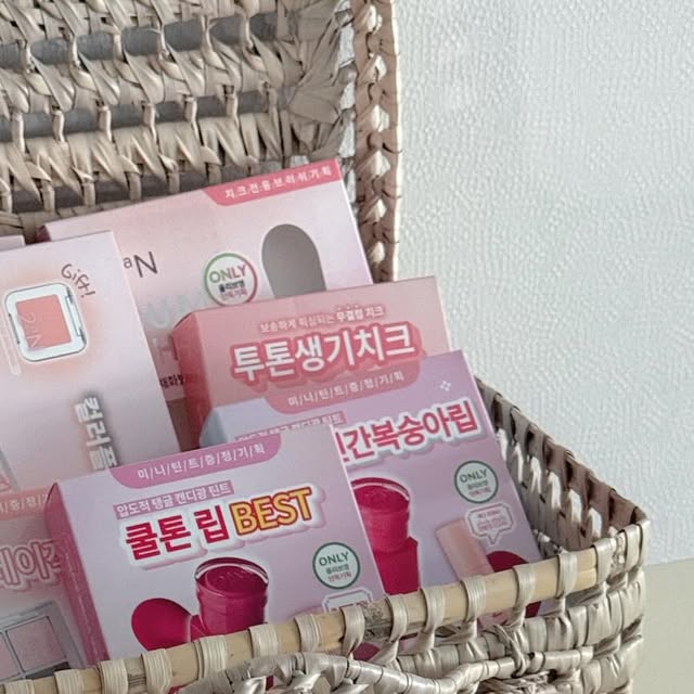 ✿ 율콩맘콩 ✿ on Instagram: "#광고 , 투에이엔 @2an_official 

올리브영 가면 눈에 딱 보이는 투에이엔 제품들,,,💗
상콤발랄한 느낌의 메이크업 용품이 가득한 브랜드에요!!

데일리로 사용하기에 좋은 틴트부터
기분전환으로 포인트 주기에 좋은 치크 제품까지 
다양하게 있으니 너무 좋더라구요~~

✔️ 8월 신제품
러브 버블 컬렉션 , 롱 웨어링 파운데이션, 컬러 플레이 듀얼 라이너

사용하면서 좋았던 듀얼치크와 하이라이트!!!
포인트로 사용하기에도 딱 좋고, 미니멀하니 가지고 다니기에도 좋더라구요
투에이엔 제품 넘 만족해요~~~

🤍 이번 9월 올영 세일에서도 만나보세요 🤍

#광고#올영픽#올리브영추천템#올영필수템#러브버블컬렉션#롱웨어링파운데이션미니#컬러플레이듀얼라이너"