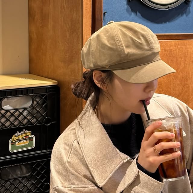 연진 | #광고

아이러니 포르노에 팬츠도 너무나 활용도 좋게 잘 입고 있는데
스웨이드 자켓이라니 🫢

이 자켓입고 부모님 뵈러 갔더니 
🙋🏻‍♂️(아빠왈) : 딸 오늘따라 도시여자 같은데 ?̊̈?̊̈
얼굴은 생얼에 올 블랙입고 자켓 하나 걸쳤더니 
서울에서... | Instagram