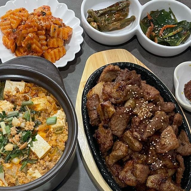 🍚유다쀼의 밥상🍚 on Instagram: "#광고

🥑
🥑

저는 집밥을 차리면서 ‘국내산 식재료’와 ‘좋은 기름’ 사용하기는 꼭 지키려고 해요. 특히 어떤 기름으로 요리하느냐에 대한 고민은 끝이 없는 것 같아요.

여러 매체를 통해 공부해 봤지만 알면 알수록 어려운 식용유의 세계😵‍💫😵‍💫 기름 종류마다 장단점이 있는데 전문가들의 의견이 분분해서 정하기가 쉽지 않아요. 

기름을 가열하지 않고 요리하는 게 가장 좋은 방법이겠지만, 저는 평생 그렇게 먹을 자신이 없거든요 ㅋㅋㅋㅋ 솔직히 기름진 음식이 맛있잖아요? 

✔️ 여러 가지를 종합하여 내린 기름을 고르는 ‘저’의 기준 
- 엑스트라버진 급의 아보카도유 또는 올리브유
- 불투명하면서 짙은색의 유리병 제품을 선택해요.

이번에 제공받은 ‘그로브’ @grove_korea 아보카도 엑스트라버진 오일은 제가 스스로 정한 두가지 기준에 부합하면서도 발연점까지 높아서 안심이 되더라구요:)

🥑 그로브 아보카도 오일은 어떠한 화학적 공정 없이 냉압착하여 착유한 프리미엄 오일이에요. 발연점이 271도라 잘 타지 않아서 튀김을 비롯한 모든 요리에 사용이 가능하답니다. 우리 모두 조금이라도 덜 해롭고 더 맛있게 집밥해요 💚"