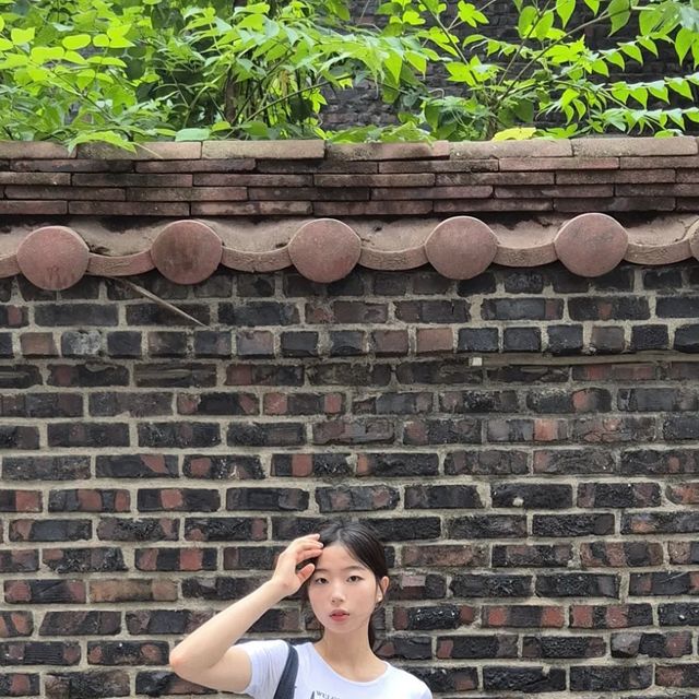 효빈 on Instagram: "#광고 X @vivabrown_official 오늘의 데일리 룩은 <비바브라운>의 <데미지 워싱 와이드 데님팬츠>로 스타일 완성✨️👖 허리부터 밑단까지 자연스럽게 떨어지는 핏 덕분에