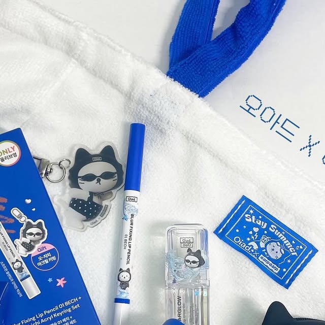 츄 on Instagram: "#제품제공

🏖️ OIAD X EARP EARP 
STAY SUMMER EDITION 💙

립티크로 유명한 오아드와 어프어프가 만났어요 ☀️

8월 한 달 동안, 오직 올리브영에서만!
만나볼 수 있는 시원하고 귀여운 패키지에, 여름휴가에 딱 어울리는 굿즈까지! 이번 콜라보는 놓치면 아쉬울 조합이에요🐚

💄 오아드 립티크는 바르고 떼어내는 타투립이에요!

제가 사용한 컬러는 002 오드핀인데요,
떼어내니 맑고 여리여리한 핑크색이었어요…🌸
그리고 잘 지워지지도 않더라구요 ⸝⸝ ᷇࿀ ᷆⸝⸝

같이 써본 오아드 블러 픽싱 립펜슬 01베치는 입술 라인 정리용으로 쓰기 좋았어요 .ᐟ

립 글로우 오일은 립티크 위에 덧바르면 입술에 투명한 광이 올라오면서 각질 부각도 잠재워주고 같이 쓰니까 훨씬 이쁘더라구요💗

입술 선도 깔끔하게 잡히고, 번짐 없이 오래가는 착색이 포인트! 여름에 진짜 잘 쓸 것 같아요☀️

 #올영세일 #코덕 #코덕맞팔환영 #코덕리뷰 #코덕스타그램 #코덕그램 #코덕환영 #코덕맞팔"