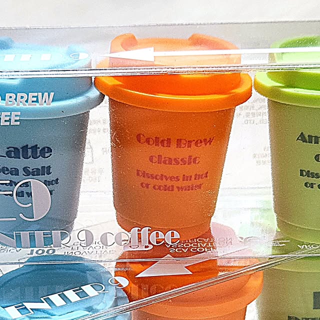먹베스터 on Instagram: "#협찬 [#ENTER9 ] #엔터나인커피 
쪼꼬미 커피 ☕️ 컵에 들어있는 게 커피가루였다구요⁉️
@enter9coffee

SCA 스페셜티 커피협회 기준 80점 이상의 최상급 아라비카원두 사용한 #ENTER9 의 #엔터나인커피 #제품제공 받아 마셔봤어요 😋

우수한 품질의 커피농장과 전략적으로 협력하여 재배관리하며 특허받은 #동결건조기술 로 만들어진 #엔터나인커피 ‼️
12시간 저온 추출과 -40°C에서 38시간 동결건조하는 과정을 거쳐 커피의 풍미와 품질을 극대화시킨걸요👍🏻

이 과정 덕분에 차갑던, 뜨겁던 물의 온도와 상관없이 #엔터나인커피 는 빠르고 깨끗하게 녹아요🤩 
물만 있으면 언제 어디서든 맛있는 커피를 손쉽게 만들어 마실 수 있는걸요👏

#아메리카노클래식 #콜드브루클래식 #소금라떼용 총 3가지 맛으로 구성되어 있으니 그날 기분에 따라 선택 가능해요😆
소금라떼용 엔터나인커피는 물 이외에도 아몬드우유나 두유 등에 타서 마시면 아주 맛있는 라떼로 즐길 수 있어요!

알루미늄 씰링으로 밀봉하여 외부 노출로 인한 제품변질 가능성을 낮추었고, 
휴대하기 편한 아주 작은 사이즈와 단단한 포장 덕분에 캠핑족🏕의 최적 아이템이기도 한 걸요✨️ 
예쁜 미니 컵모양 용기와 패키지도 센스있고 예뻐서 선물🎁하기도 너무 좋은 #엔터나인커피 💖

먹베스터는 먹고 깜짝 놀랐던게,,, 
인스턴트 커피 맛이 아닌, "고급진 커피의 향과 맛" 이 그대로 느껴진 것이에요🫢
가루형태의 커피는 완벽히 섞이지 않아 이질적인 맛이 느껴지는데 #엔터나인커피 는 물에 넣자마자 섞지 않았는데도 거의 바로 녹아버리더라구요🤩
동결건조과정의 힘이 정말 대단하고 그게 맛으로 느껴지니 #엔터나인커피 앞으로도 자주 애용하려구요🫶

고급스럽고 예쁜 미니 컵모양 용기에 알루미늄 씰링으로 최적의 맛과 향을 보존한 프리미엄 커피 #엔터나인커피 ❕️집🏡, 회사🏢, 캠핑장🏕, 손님접대🙋‍♂️ 등 언제 어디서든 우리 함께 즐겨요 ❤️

✅️제품링크 : https://m.smartstore.naver.com/enter9coffee_tea 

#광고 #엔터나인커피 #콜드브루 #얼음물에도잘녹는커피 #캠핑커피 #아라비카 #맛있는커피 #아이스커피 #맛있는라떼 #e9커피"