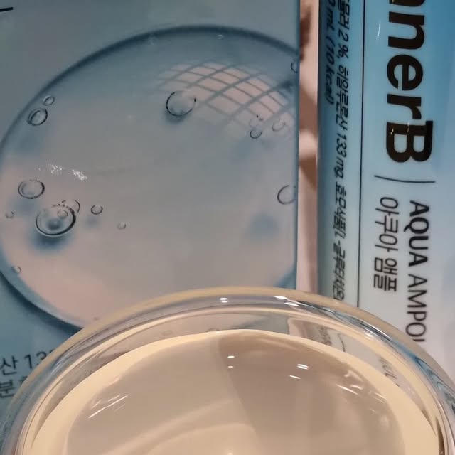 댕글⭐ on Instagram: "마시는 히아루론산 폭탄 💙 아무리 뭘 발라도 좀처럼 나아질 기미가 없는 극건조를 잡아줄 마시는 수분폭탄 소개할께요 😍 미니미한 싸이즈로 작은 손가방에도 쏙 들어