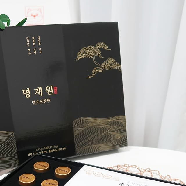인테리어,뷰티,패션,여행,골프,육아   🌟큐빅짱🌟 on Instagram: "#광고 

시중에 침향 함량이 1% 미만인데도 침향환이란 이름으로 판매하는 상품도 꽤 있는데 #명재원 침향환은
침향이 무려 23%에 녹용 8%, 홍삼 5%, 마카 3%, 산삼배양근 및 13가지 전통약재가 모두 들어가 있어 완전 좋음!!

2중 숙성 발효 공법으로 체내 흡수율을 현저히 높혔는데
성분이 아무리 좋아도 몸에 흡수되지 않으면 무용지물!! 체내흡수율을 높이는 발효 기술이 중요!!

명재원만의 2중 발효공법으로 김치유래 유산균에 의한 복합생약재발효액 X 5종 유산균까지 함유되어 있고
일단 무엇보다도 일반 침향환에 비해 흡수율과 유효성분 증진 효과가 훨씬 높아서 좋은 성분을 빠르고 온전히 흡수할 수 있을 듯!!

#명재원#명재원침향환#침향환#발효침향환#침향#녹용#홍삼#침향단#부모님선물#명절선물#설선물#설날선물#건강선물#기력회복#기력보충#명재원발효침향환"