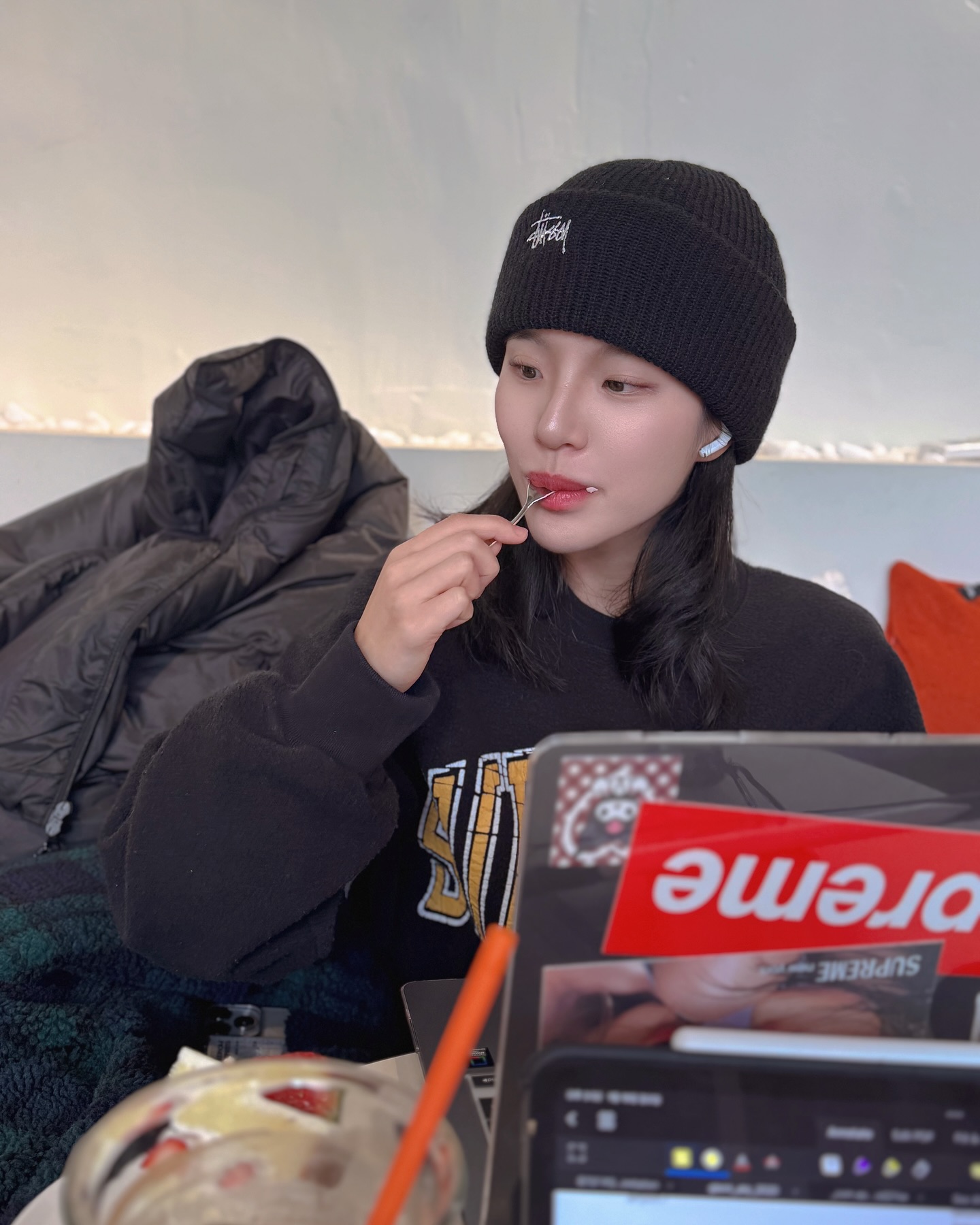 오랜만에 하기 싫은 거 열심히 한 날! 🥹
10년만에 여권사진도 찍고 ㅋㅋ ㅋ 여전히 웃기게 생겼음 ~~ 짝눈 윽윽
그리고 나보다 혜민이가 더 좋아하는 우리 동네 단골 애견카페 n회차 🐶