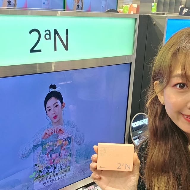 이은경 leeeunkyung Jenny on Instagram: "#광고 #투에이엔 #블루밍가든 #올영추천 #봄웜 #봄웜라 #듀얼치크 #하이라이터 #올영추천 #투에이엔블루밍가든 #인간살구 #인간튤립 #핑잘봄 #봄웜 #봄웜라 #