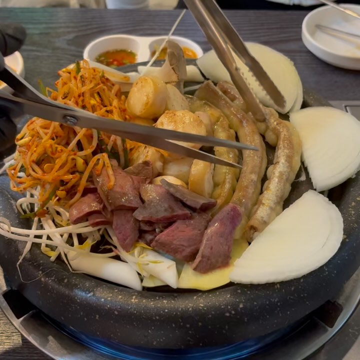 #협찬
🏠[황소곱창구이]

평택 소사벌에 위치한 곱창구이집

한판에 콩나물무침, 숙주, 감자, 떡, 양파 등을

한가득 올려주시고 구워줌

밑반찬으로 나오는 천엽과 간도 싱싱

구이 찍어먹는 소스도 두가지라 취향에 맞게 골라먹을 수 있음

곱창도 맛있지만 대창이 특히 통통 대창맛집 인정

마무리로 볶음밥은 빠질 수 없음

소사벌에서 곱창 드시고싶으실 때 추천드립니다✨

🍽️곱창구이(200g) 19.9
🍽️대창구이(200g) 19.9
🍽️볶음밥 3.0

주소 : 경기 평택시 비전5로 20-51
.
.
.
.
#평택맛집 #먹스타 #음식스타그램 #맛스타맞팔 #맞팔환영 #먹스타그램🍴 #먹팔환영 #경기도맛집 #먹린이 #좋아요반사 #좋아요 #맞팔 #먹팔 #맛집탐방 #곱창맛집 #대창맛집 #맛있는집 #리뷰노트