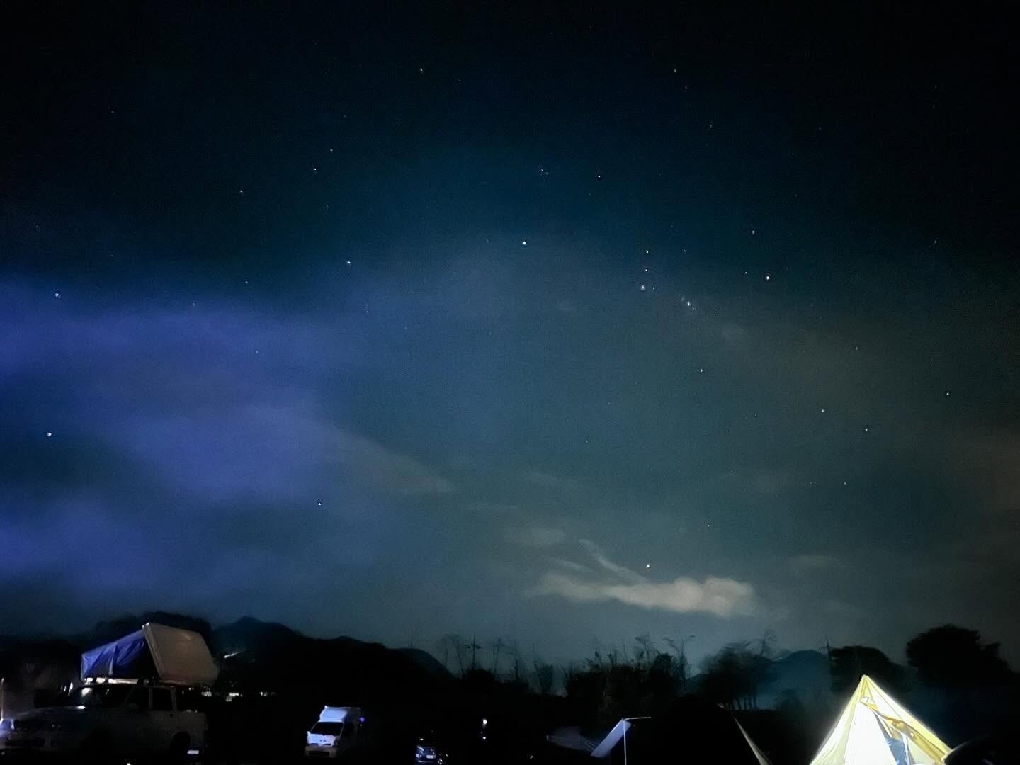 별사진 엄청 찍은밤.
장어먹게 생강사오랬더니
다진생강사온 김준기..내가몬산다
오토바이 엄청 오래타고 라군이도 완전신나고
감자채전에 맥주먹고 넘배불배불
반건조노가리 뼈 싹 발라서 구워먹고있는데
냄새맡고온 고등어냥이🐱 라군이가 으르렁대는데도 부비부비하고감 같이 노가리 나눠먹음

#이번주카메라챙기기 #사진다시찍어봐야지
