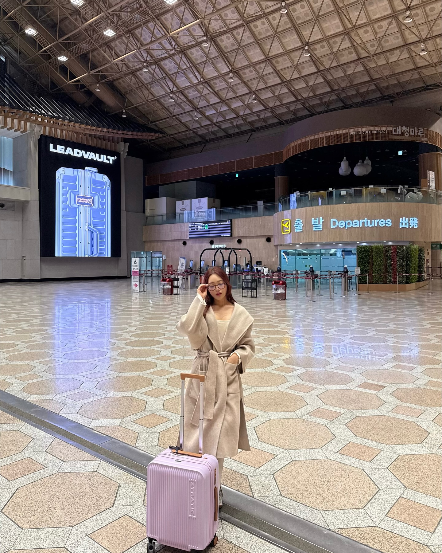 #협찬 maje_eyewear_official
공항 패션에 잘 어울리는 프랑스 감각이 담긴 글로벌 트렌드 브랜드 마쥬😎✈️
-
제가 착용한 모델은 생트의 데미 브라운 컬러인데,
어느 룩에도 잘 어울리는 고급 디자인과 얼굴 작아 보이는 효과까지!
안경 하나로 공항 패션 완성😌💜
#여성선글라스 #마쥬 #MAJE #마쥬안경 #명품선글라스 #안경추천 #패션안경 #패션선글라스 #선글라스추천 #한정판선글라스 #성수동선글라스 #성수동맛집 #성수동핫플레이스 #성수동 #글로벌패션 #eyewear #생트안경 #마쥬생트 #MAJE생트 #여행선글라스 #인천공항맛집 #김포공항맛집 #프랑스선글라스 #공항선글라스 #공항안경 #프랑스안경 #공항패션 #공항룩