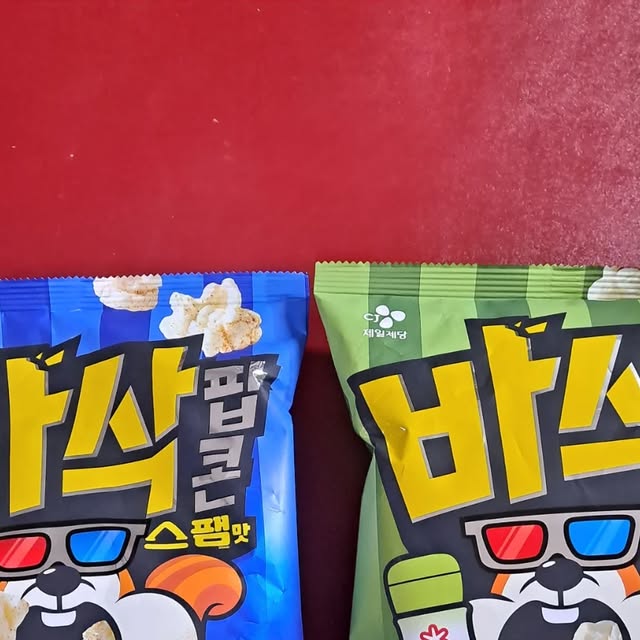 뷰티레 on Instagram: "#광고 🥰CJ제일제당 바삭팝콘
오늘의 간식 타임 🍿
CJ제일제당 바삭팝콘
 — 스팸맛 & 허브솔트맛
먹어봤어요!

스팸맛: 한입에 짭조름하고 고소한 감칠맛이 확! 
예상 외로 중독성 있음.

허브솔트맛: 은은한 허브 향과 바삭한 식감이 영화볼 때 딱 어울려요.

둘 다 가볍게 손이 가는 간식이라 집에서 영화나 간단한 홈파티용으로 추천합니다 ✨

#스낵#CJ제일제당 #바삭팝콘 #스팸맛 허브솔트맛 간식추천 영화간식 홈파티 스낵타임 맛있다"