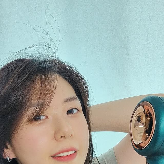 슬기 | 골프, 패션, 뷰티, 여행, 육아ෆ on Instagram‎: "화장은 안해도 머리는 해야지🤍
#광고 | 준오헤어가 Pick 했다!✿
프리미엄 헤어드라이기 #랜삼프로 ◡̈
⠀
많고 많은 드라이기 중 가장 탁월한 제품
하나 꼽으라면, 준오헤어가 선택한
랜삼프로 전문가용 드라이어예요ᰔᩚ
⠀
풍성한 바람과 빠른 건조력으로
드라이 시간이 확 줄고,
과열되지 않게 균일한 열을 전달해
머릿결 손상은 최소화하면서 스타일은 살려요❤︎
⠀
전문가용이라 파워는 확실한데,
무게는 가볍고 손잡이 그립감이 좋아서
매일 써도 손목에 부담이 적더라구요✿
⠀
ෆ 추천 포인트 ෆ
✔ 준오헤어가 직접 Pick한 프리미엄 드라이어
✔ 빠른 건조력 + 균일한 열로 모발 손상 최소화
✔ 전문가용 퀄리티를 집에서도 그대로!
⠀
드라이기, 고데기 다 꺼낼 필요없이
랜삼프로 하나로 외출준비 끝내는 요즘!
똥손인 저도 스타일링 쉽게 하는데,
드라이도 템빨이라 누구나 쉽게 사용해요๑•͈ᴗ•͈
⠀
매일 드라이할 때마다 “아 이래서 픽했구나”
생각이 들어서 나만 알 수 없으니 알려드릴게요!
#헤어드라이기 는 #랜삼프로, 아시겠죠?ت︎
⠀
❥︎ 𝐁𝐫𝐚𝐧𝐝 #랜삼프로
‣ @lansampro_
⠀
⠀
#헤어드라이기 #드라이기 #헤어드라이어 #준오헤어
#헤어드라이기 #준오헤어드라이기 #스타일링드라이기
#랜삼프로 #전문가용헤어드라이기"‎