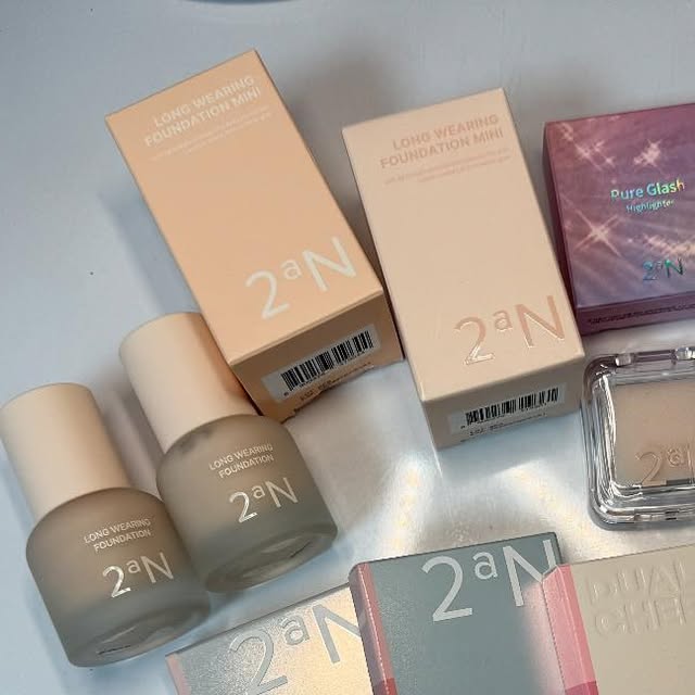 김하늘 on Instagram: "#광고 
안녕하세용 투에이엔 화장품 낋여왔어요!💄
화장을 잘 하는편이 아니라서 화장품에 대해 잘 모르는편인데 모르는 제가 봐도 이건 좋다는게 느껴져서 글 씁니당>_<
다들 투에이엔 츄라이츄라이 해보세여🍀

✨투에이엔 롱 웨어링 파운데이션 미니✨
제가 낋여온 색깔은 19호 페일베이지와 20호 복숭아🍑 입니다! 19호 페일베이지는 맑고뽀얀느낌의 상아빛 컬러이고 20호 복숭아🍑는 올영 단독에서만 파는 뉴컬러 복숭아핑크컬러입니다! 저는 쿠션만 써봤지 파데는 처음이라 끈적이거나 화장 다 뜰까봐 걱정했는데 손으로만 발라도 피부에 촥 붙더라구요.. (진심 로션바른줄;;) 저의 데일리템이 될것같은 투에이엔 파운데이션이였습니다!

특히 20호인 복숭아🍑는 꾸안꾸느낌을 줄 수 있는 베이스라 티나는 화장이 싫다는 분들께 적극추천하는 색이에요❤️

✨투에이엔 퓨어 글래시 하이라이터 13 colors✨
뉴트럴컬러인 슈가베일과 여름브라잇•겨울클리어컬러인 프로스티입니다! 전 하이라이터는 써본적이없어서 첫 하이라이터였는데 똥손인 제가 써도 예쁘게 잘 발리는 하이라이터! 콧대 콧망울등에 톡톡 올리면 얼굴이 더욱 또렷해보여서 추천합니다! 전 개인적으로 프로스티가 제 pick❤️

✨투에이엔 듀얼치크 17 colors✨
01코튼캔디 바이올렛 / 06핑크페탈 / 16핑크텐션
치크는 핑크 두개랑 바이올렛 하나로 구매해봤는데요! 제가 바이올렛컬러는 처음이라 사알짝 걱정이됐는데 않이 너무 예쁜거있죠…? 이거 다들 웨안사.. 화장할때마다 이것만 쓰는 사람이 되어버렸어요.. 제 피부가 치크가 잘 안 먹어서 안 하는편인데 얘는 은은하게 예뻐서 필수템이 되어벌인…❤️ 제 픽은 바이올렛.. 오묘하게 예뻐서 맘에 쏙템이에요💜

✨ 투에이엔 컬러 플레이 듀얼라이너 5 colors✨
04 로지캔디
핑크컬러의 라이너는 처음이라 조콤 어색했는데 생각보다 넘 예뻐서 놀라버린 로지캔디💕 듀얼이라 애굣살까지 함께 할 수 있는점이 너무 좋았어요! 눈매가 또렷해보이고싶다면 허니피치, 베베핑크, 타로버니 추천드리고 베이비페이스👶를 원하신다면 로지캔디와 팝핑베리 적극추천!
전 베이비페이스로 보이고싶어서(?) 로지캔디로 쓰고있어요!! 무엇보다 보들보들 잘 발리니까 꼭 써보시길✨
#올영픽 #올리브영추천템 #올영필수템 #러브버블컬렉션 #롱웨어링파운데이션미니 #컬러플레이듀얼라이너"