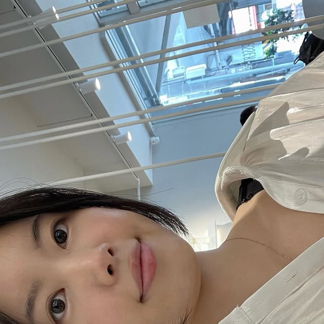 이옹나 | 패션 on Instagram: "#광고 올여름 투에이엔이 씹어먹는 중.. 👼🏻🪽뽀용 복숭아 색감에 베이스부터 색조까지 다양하게 출시되어서 너모 추천하고 싶은템이 많지만 그중에서도 기획구성으로 나온거, 러브버블 신상 위주로 추천템으로 메콥했어요.🛁🩰

🪸메컵 INFO.🐠
듀얼치크 16호 핑크 텐션 러브버블 컬렉션 
글레이즈 바운싱 틴트 16호 슈가버블 
파운데이션 20호 복숭하는 올영 단독 컬러
퓨어 글래시 하이라이터 IV01 슈가 베일 
듀얼라이너 1호, 4호 

#올영픽#올리브영추천템#올영필수템#러브버블컬렉션#롱웨어링파운데이션미니#컬러플레이듀얼라이너"