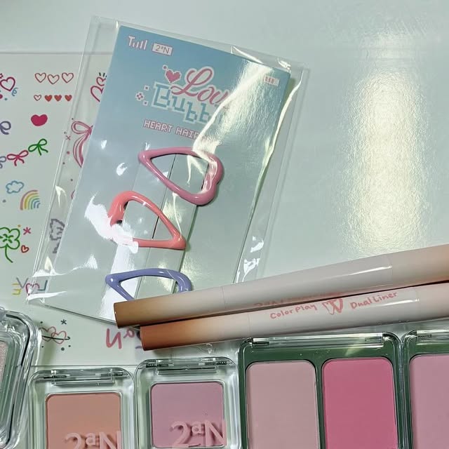 서또와 푸림이의 일상🤦🏻🐭 on Instagram: "#광고 💖 8월 #올영픽 ✨
이번 달 파우치에 행복을 채워줄 투에이엔 러브 버블 컬렉션💝

#글레이즈바운싱틴트
15호 피치버블, 16호 슈가버블 → 촉촉한 글로우에 과즙 뿜뿜🍑🍭
#배러미아이팔레트 16 버블캔디 → 한 번에 달콤+사랑스러운 아이 메이크업 완성🎨
#듀얼치크 16 핑크텐션, 17 버블하트 → 두 컬러로 기분까지 톡톡 반짝💗
#퓨어글래시하이라이터 IV01 슈가베일 → 은은한 광채로 얼굴에 설렘 ON✨
그리고 #컬러플레이듀얼라이너 로 눈매에 깜짝 포인트까지💫

이번 8월, 러브 버블로 메이크업에 설렘 한 스푼 추가해보세요🎀
#올리브영추천템 #올영필수템 #러브버블컬렉션 #롱웨어링파운데이션미니 #컬러플레이듀얼라이너"