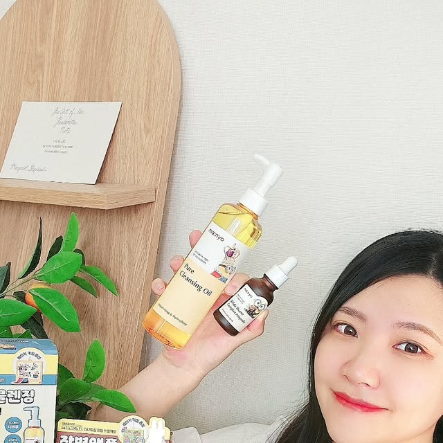 리쿠 ♡̆̈ on Instagram: "#광고 @manyoofficial
이 세상 최고 귀여운 빌런 미니언즈
1등 왕관을 갖기 위해 모두가 탐내는
'마녀공장'에 미니언즈가 잠입했어요
최애와 최애의 만남! 이건 무조건 겟 해야죠😍
.
퓨어 클렌징 오일 / 퓨어 & 딥 클렌징 폼 /
퓨어 클렌징 워터 센서티브 / 딥 클리어 클렌징 밤 /
비피다 바이옴 콤플렉스 앰플 / 마녀공장 BEST 5종으로 출시💕
미니언즈와 마녀공장 베스트 라인들이 만나
리미티드 에디션이 출시 됐어요!
.
𖤐퓨어 클렌징 오일 제품
3년 연속 올리브영 어워즈 1위 국민 클렌징 오일로
뷰티어워드 총 14관왕을 수상한 국민 클렌징 오일이에요.
.
워셔블타입의 가벼운 제형으로
물에 닿는 순간 빠르게 유화되고
모공 사이사이 미세먼지까지 99% 세정!
가벼운 데일리 메이크업부터 진한 색조 메이크업,
피지, 각질, 미세먼지, 블랙헤드, 화이트헤드까지 올킬!
강한 세정력으로 한 번에 딥 클렌징! 완벽하게 지워줘요
순하디 순한 비건 클렌징오일로 저자극! 순하게 사용하세요
.
𖤐비피다 바이옴 콤플렉스 앰플
밀도가 다른 탄탄함을 선사하는 장벽 케어 근본 앰플로
작은 자극에도 쉽게 예민해지는 피부를 위해
피부 근본을 바로 세우는 피부 장벽 케어로
일상 속에서 피부를 건강하게 관리하는 슬로우에이징 케어를 해줘요
.
주름, 탄력 인체 적용 테스트를 완료
고기능성 진하게 농축된 고농축 앰플이지만,
피부에 빠르게 흡수되고 끈적임 없이 산뜻하게 마무리돼요
요건 정말 데일리로 추천 입니당
.
마녀공장과 미니언즈의 콜라보는 더욱 특별하게
대용량, 1+1, 더블 기획으로 특별 용량 구성에
미니언즈 쉐이커 키링을 무조건 증정하는 기획세트에요
.
흔들면 귀여움이 2배로 커지는 쉐이커키링😍
마녀공장 베스트셀러 5종 기획세트마다 다른 종류의
미니언즈 쉐이커 키링이 들어있어 소장가치 UP!
구매 금액별 사은품 선착순 증정하는
미니언즈 인형 키링까지 만나볼 수 있다고 하니
마녀공장 미니언즈 에디션 가까운 올리브영에서 만날 수 있어요
.
#마녀공장 #퓨어클렌징오일 #클렌징오일추천 #블랙헤드제거
#딥클렌징 #장벽앰플 #블랙헤드관리 #올리브영추천 #슬로우에이징
#블랙헤드없애는법 #올리브영추천템 #주름앰플 #피부탄력 #마녀공장미니언즈 #미니언즈
#미니언즈에디션  #비피다앰플 #근본앰플 #미니언즈콜라보  #국민클렌징오일  #올리브영"