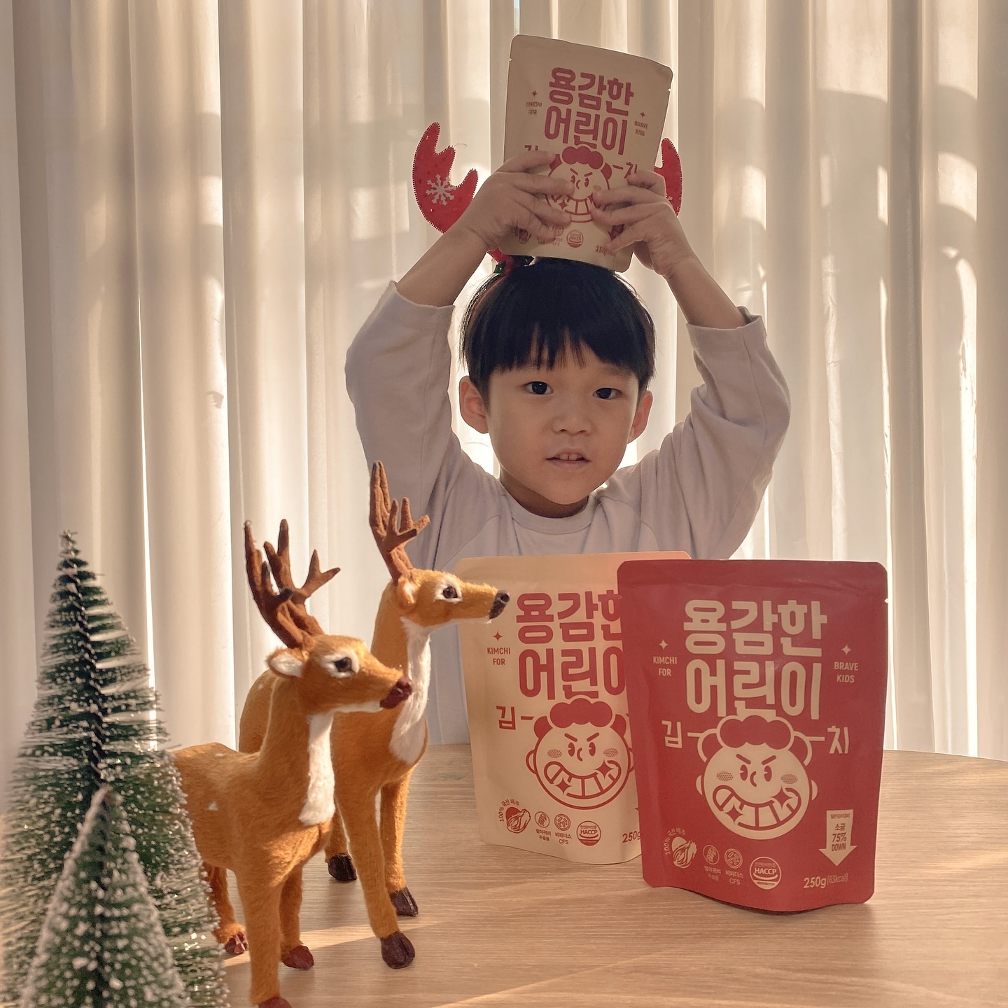 용감한 어린이 김치💪 brave.kimchi 

백김치만 먹었던 우리 로우니🦖

👶🏻💕 김로우니 첫 김치 도전 💕👶🏻
용감한김치와 함께하는 첫 김치! 🌟
작고 부드러운 김치가 한입에 쏙~ 들어가요!
발효가 자연스럽게 되어 엄마, 아빠도 안심! 😊

✔️ 100% 자연 발효
✔️ 아기에게 안전한 맛
✔️ 부드러운 텍스쳐
✔️ 건강하게 먹는 첫 김치 🍴

밥먹을때마자 용감한스티커 붙어있는 김치통 챙겨오는 우리 로우니🧸첫 빨간 김치 성공❣️

#협찬#용감한김치#디너의여왕#아기김치 #안매운김치 #유아김치 #어린이김치 #아이들반찬 #유아식반찬 #농사펀드 #아기김치 #안매운김치 #유아김치 #어린이김치 #아이들반찬 #유아식반찬 #농사펀드#육아#육아소통#babyfood#김치사랑