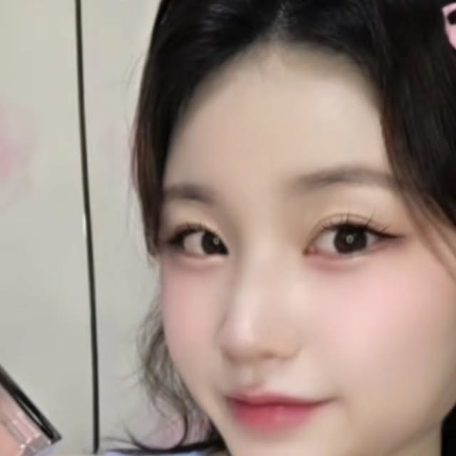 송이 on Instagram: "#광고  @2an_official

투에이엔에서 사랑둥이 🩷러브 버블 컬렉션🩷이 출시됐어요
뭐가 이렇게 핑크핑크하고 예쁜지
눈이 돌아가던 ><
하나하나 테스트해보고 샀는데 너무나 다 예뻤어요 ㅠㅠ
지속력부터 색감까지 ~

🩷 롱 웨어링 파운데이션 미니
20호 복숭아🍑 
뽀얗고 투명한 아기 피부 같은 여린 복숭아톤 파운데이션
투명하고 맑은 베이비피부
조금만 펴발라도 피부표현이 깨끗하고 커버가 너무나
잘 되었어요
20호는 쿨톤분들에게 어울리고 나머지 3종류도 많아서
테스트하시면서 고르시면 될 것 같아요~
매일 같이 화장하는 우리
도자기 같은 피부표현을 하고싶다하면 롱 웨어링♡
미니미니해서 파우치에도 쏘옥 미니가방에도 쏘옥😙

🩷 글레이즈 바운싱 틴트
버블리
글레이즈 바운싱 틴트 5호 버블리 + 
[증정] 글레이즈 바운싱 틴트 미니11 피치 에이드

피치버블 
글레이즈 바운싱 틴트 15호 피치 버블 +
 [증정] 글레이즈 바운싱 틴트 미니 13 잼잼 

캔디츄
글레이즈 바운싱 틴트 9호 캔디츄 + 
[증정] 글레이즈 바운싱 틴트 미니03 레이지 

촉촉하고 바르자마자 생기를
돋게주는 글레이즈 바운싱 틴트! 💋
지속력도 아주 좋았어요 

🩷배러 미 아이 팔레트
페어리
데일리로 사용하기도 좋고 색감도 핑크핑크한 게 예뻤어요
눈 부위에 여러군데 사용하기 좋은 6구 섀도우♡ 

🩷 듀얼 치크
17 버블하트
하트 헤어핀 + 타투 스티커 증정
통통 튀는 뽀용 아이돌 팝핑크
뽀용해지고싶다? 바로 버블하트 얼굴에 톡톡
핑크빛으로 기욤이템><

🩷퓨어 글래시 하이라이터
슈가 베일 
베러 미 싱글 섀도우 01 플라워 샤워 증정
오늘 나의 오똑한 코 입체감있는 이마로 만들고싶다
바로 슈가베일 얼굴에 톡톡하면
광이 아주 그냥 빛이나요~ ✨️

🩷컬러플레이 듀얼라이너
로지캔디 🍬 
애굣살무터 트임까지 한번에 메이크업을 하고싶다?
컬러플레이 듀얼라이너로 슥슥
앞트임 뒷트임 밑트임 한번에 슥슥슥~

🌟러브 버블 컬렉션은 8월 한달간 올리브영 온/오프라인에서 만날 수 있어요
증정품도 다양하게 있으니 다들 올리브영 고고 😍

#올영픽#올리브영추천템#올영필수템#러브버블컬렉션#롱웨어링파운데이션미니#컬러플레이듀얼라이너"