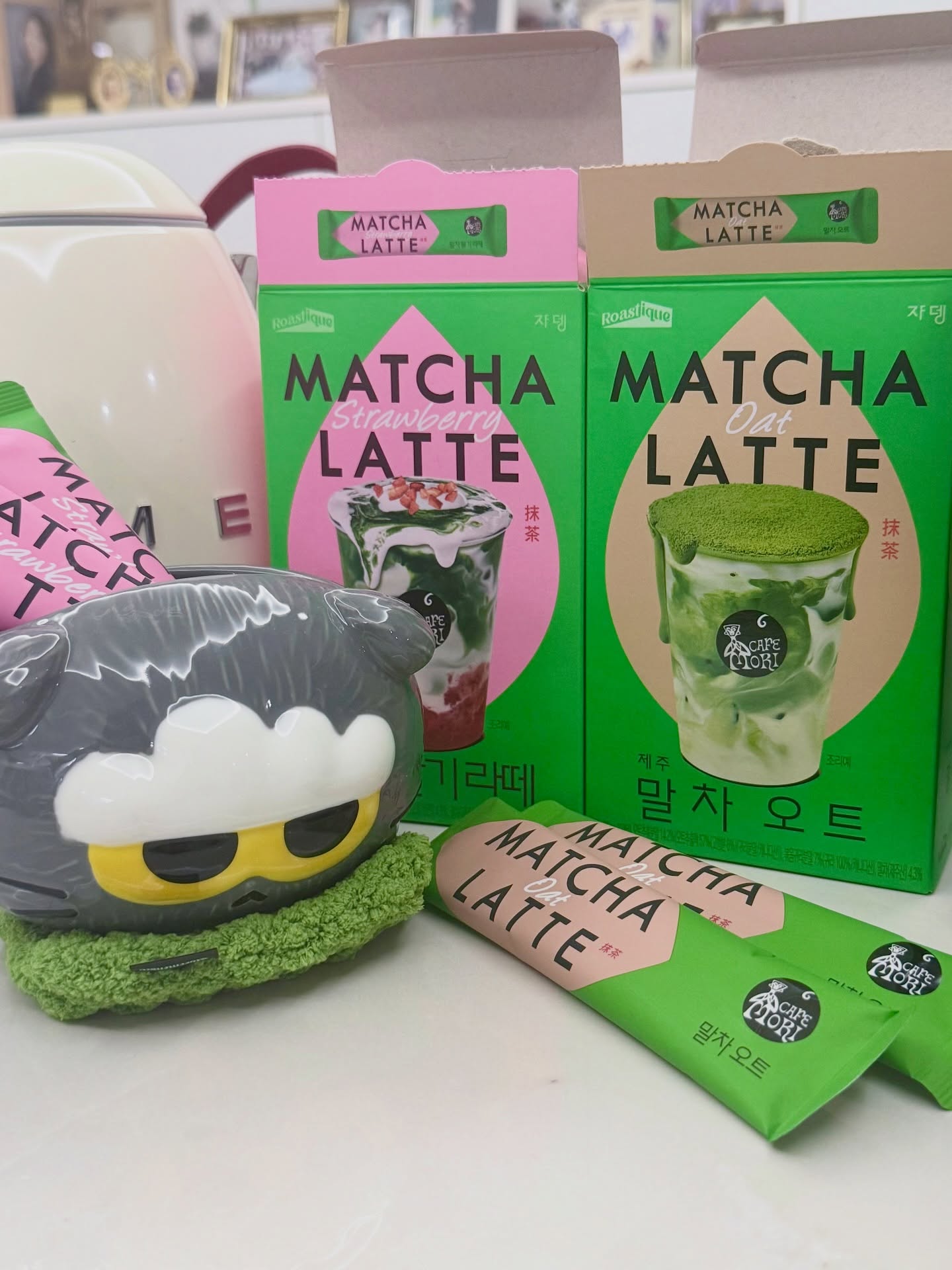 #광고

간편하게 집에서 즐기는 프리미엄 #말차라떼, #쟈뎅 💚

전통 다도의 최고 등급인 제주산 세레모니얼 말차를 사용해
맑은 색과 부드러운 맛이 특징인 쟈뎅의 말차라떼는 총 6종이 있는데요,
저는 #말차오트 와 #말차딸기라떼 맛을 받아보게 되었어요 ٩(๑❛ᴗ❛๑)۶

[말차 오트 🍵]
고소한 캐나다산 오트(귀리)를 사용해
담백함과 부드러움이 강조되고
말차와의 밸런스가 넘 좋더라구요 🌿
둘 다 맛있었지만 제 픽은 말차 오트였답니다 :)

[말차 딸기 라떼 🍓]
폴란드산 동결건조 찐❗️ 딸기 다이스로
싱그러운 말차의 풍미에 상콤달콤을 더한,
요즘 유행까지 챙긴 제품이에요 （╹◡╹）♡

자일로스 설탕을 사용해서 몸의 흡수를 덜어주지만
맛은 그대로인 건강한 말차라떼 찾는다면? 정답은 쟈뎅.ᐟ

@jardin_official