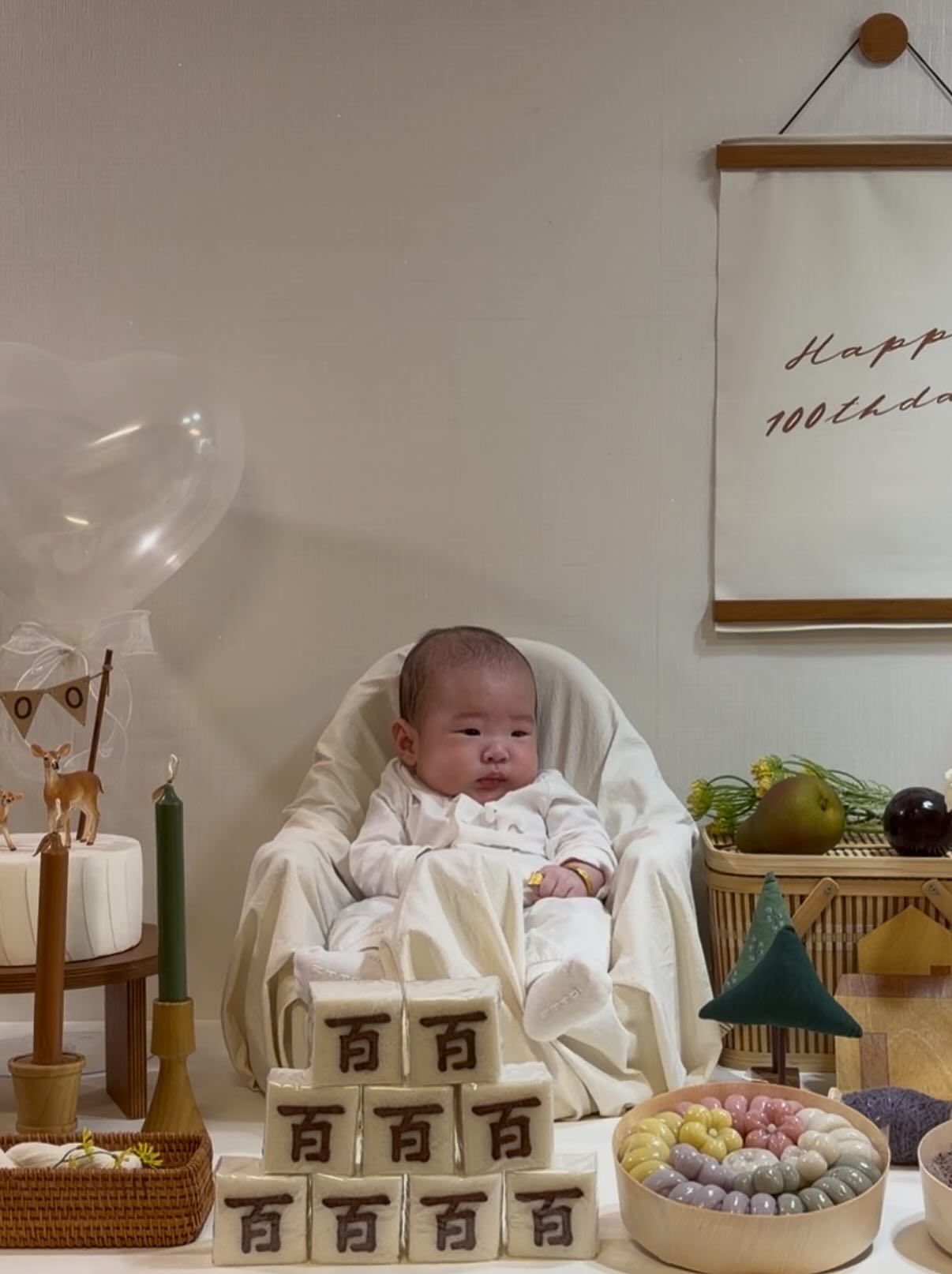 스튜디오 촬영 예약해둬서 백일상은 따로 안하려다가
랄라래빗 덕에 백일 당일에도 사진 남겼다🤍

행사 이틀 전에 배송되어 미리 셋팅해놓고
마침 100일이 주말이어서 가족들 모두 초대해 축하해주기🤍

100일 동안 쑥쑥 크느라 고생했다 호빵아👶🏻
돌잔치는 엄마가 꼭 성공해볼게(?)

https://m.smartstore.naver.com/lallarabbit

#광고 #돌상대여 #백일상대여 #생일상대여 #돌상 백일상 생일상셀프돌상 셀프백일상 100일상 돌상소품 파티소품 파티테이블 감성돌상 돌상추천 백일상추천 랄라래빗