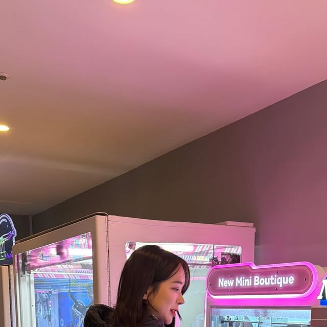 DA YEONG on Instagram: "#광고
엘로아 레더 크로스백 ✨
미니멀한 반달 쉐입의 레더 크로스백으로 내부 지퍼 주머니로 작은 소지품도 편리하게 수납이 가능해요 🫶🏻
은은한 광택감과 유연한 레더 소재이고 스트랩으로 체형에 맞게 조절 가능하답니다 !
📣구매처 - https://osawa.co.kr/
.
.
#오사와 #OSAWA #가방추천#레더크로스백#크로스백#레더백#여성스트릿 #캐주얼 #페미닌 #트렌디룩 #데일리룩 #코디추천 #모던시크 #스트릿패션 #아담소녀 #bag"