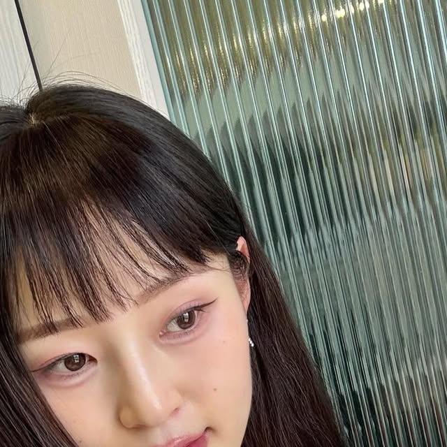 송미영 on Instagram: "#광고

@2an_official 
🌸탱글하게 빛나는 글레이즈 바운싱 틴트🌸
투에이엔에서 새롭게 출시된 글레이즈 바운싱 틴트에요🛍️

나만의 캔디광 꿀 조합은 
06베리샤워 + 10체리바이트에요🫶🏻

끈적임도 없고 무겁지 않게
광은 오래 유지되는 글레이즈 바운싱 틴트라 봄나들이 메이크업에 찰떡이랍니다
첫 터치는 맑고 투명하며 쌓을수록 생기있는 레이어링 발색이라 레이어링해도 밀리거나 깨지지 않는 맑은 광택을 유지해줘서 좋아요👍🏻

10가지 컬러로 웜톤 쿨톤 취향에 맞게 고르기 좋답니다~

지금 바로 올리브영(온라인)에서 만나보세요~~🌸

#투에이엔#글레이즈바운싱틴트#캔디광#탱글광#마일드플럼핑#맑은틴트#올영추천#틴트추천#2aN"