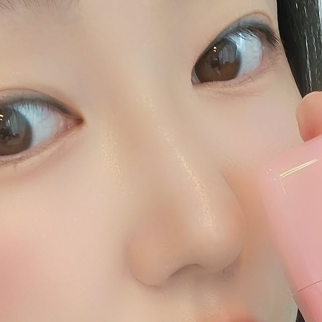 구혜진(케이크스페이스) on Instagram: "#광고
아이린 PICK으로 핫한 올리브영에 추천템
투에이엔으로 화사한 메이크업 완성🩷

✔️구름처럼 보송한 투에이엔 포켓 코튼 블러링 스틱(코튼피즈)
멀티 유즈 스틱 하나로 립+치크+아이 까지
완벽한 톤온톤 메이크업 OK👌🏻
✔️맑고 뽀용한 투에이엔 듀얼치크(러브로지/핑크페탈)
블러를 씌운듯 번들거림 없는 보송한 마무리감에 맑은광,
화사한 글리터까지 영롱하고 예뻐서 톡톡~
✔️올영 랭킹 1위 투에이엔 베러미 아이팔레트(디어미/스테디)
글리터+쉬머+매트펄+매트 조합으로 하나의 팔레트에서
다양하고 섬세한 텍스처 구성이 도저히 참을 수 없어 !!
✔️투명 물먹광 투에이엔 퓨어 글래시 하이라이터(클리어/피치빔)
모공과 요철 부각 없이 매끈한 피부 표현에
빛을 머금은 반짝 영롱 광채가 뿜뿜🤍

아이린이 선택한 2aN
화사한 메이크업을 원한다면 올리브영에서 만나 :)
.
.
.
#투에이엔 #블루밍가든 #올영추천 #봄웜 #봄웜라 #듀얼치크 #하이라이터 #2aN #뷰티스타그램 #화장품덕후"