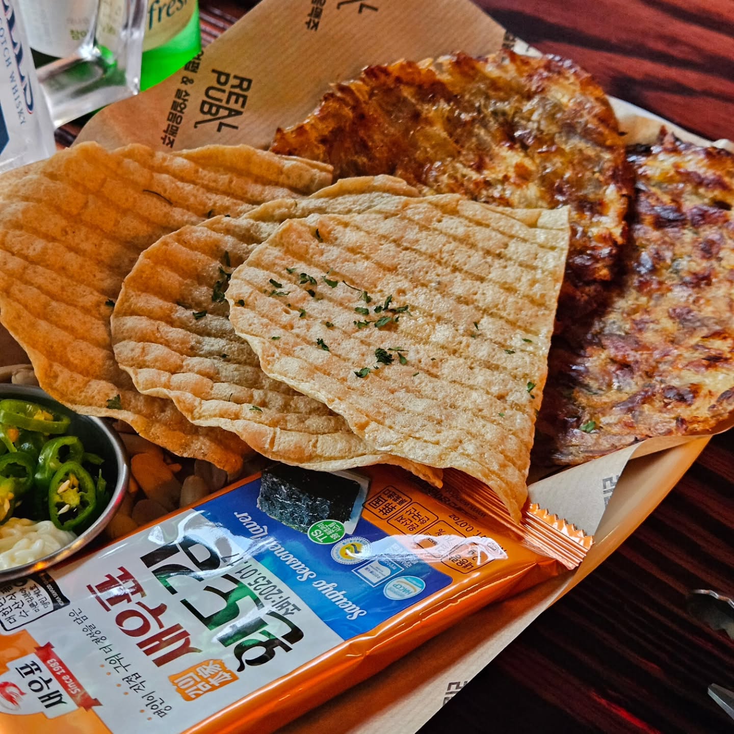 유동 이사온 사람 집 근처 맥주한잔 때릴 곳 드디어 발견 ✨️

📍리얼펍 유동점 (광주 북구 신안동 7-6)
1️⃣ 시끌벅적하지않고 사장님 친절하심
2️⃣ 오리거리에 있어서 2차로도 추천
3️⃣ 키오스크로 주문하니까 편함

제 기준 적당히 걷기 좋은 거리라서 배부르게 먹고 집까지 걸어가니까 딱 좋았습니다!

#리얼펍 #리얼펍살얼음맥주 #유동술집 #맥주맛집 #안주맛집 #맥주전문점