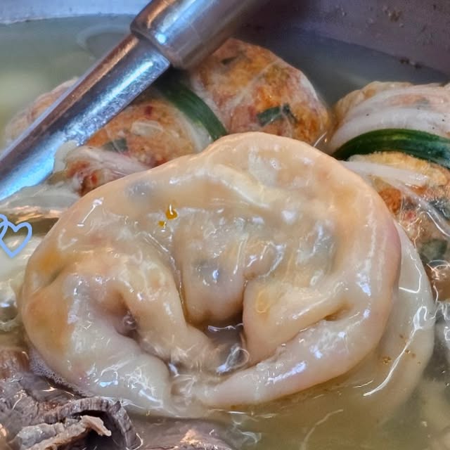 곰같은여우 on Instagram: "#광고
찬바람 불 땐? 뜨끈한 만두전골이 국룰! 🥟♨️

의정부에서 여기 모르면 간첩이라면서요? 😎 
1981년부터 한 자리를 지켜온 만두 장인의 집 #일미만두본점 입니다.

✨ 일미만두가 특별한 이유 
- 속이 훤~히 비치는 야들야들한 얇은 피 만두! (밀가루 맛 No!) 
- 아롱사태와 버섯이 가득 들어간 깊은 전골 국물 
- 수많은 방송이 인정한 찐 맛집 클라스

입안 가득 터지는 육즙과 뜨끈한 국물로 몸보신 하러 오세요! 
부모님 모시고 가기도 딱 좋음 👍

의정부 일미만두
📍 위치: 경기 의정부시 평화로 311
✅ 주차가능/포장/택배 가능

#의정부만두 #의정부만두전골 #의정부맛집추천"