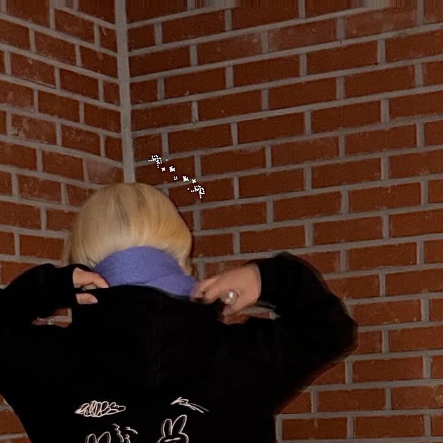 시현 on Instagram: "#협찬 #제품제공 @standarderror_official 

이번에도 믿고 입는 스탠다드에러(Standard Error) 🤍
입자마자 “핏 뭐야…?” 나오는 벌룬 실루엣🍐✨

허리부터 밑단까지 자연스럽게 떨어지는
입체적인 벌룬 핏이 진짜 예쁘게 떨어져서
그냥 툭 입어도 코디가 완성돼버려..😮‍💨🤍

게다가 터치감 부드럽고 내구성 탄탄한 원단이라
하루종일 입어도 편안하고 흐물거림 없이 깔끔하게 유지돼!
이번 시리즈는 캣워싱 + 빈티지 + 트렌디 컬러감 징짜..🖤

그리고 은근 중요한 포인트❗️
지퍼까지 YKK 고급 지퍼라서 오래 입어도 흐트러짐 없이 튼튼함👌

스탠다드에러는 여러 번 입어보면서 믿음이 생긴 브랜드인데,
이번 벌룬 데님도 데일리룩으로 딱이더라😌✨
길에서 막 찍어도 예쁘게 나오는 핏… 말 다 했지🍅

🔗https://www.musinsa.com/products/5151941

#스탠다드에러 #STANDARDERROR #남여공용팬츠 #데님 #데님팬츠 #팬츠 #바지 #와이드바지 #워싱팬츠 #와이드팬츠 #데일리룩 #바지추천 #DenimPants #Denim #Pants"
