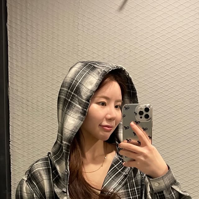 혀니얌! hunnyyam on Instagram: "#광고 이런 후드 체크셔츠 딱 찾던거 !! @vivabrown_official 빈티지한 무드에 여유로운 핏이에요 단독으로 착용가능하고 자켓 안에 레이더드해서 코디하니 캐주얼스럽!